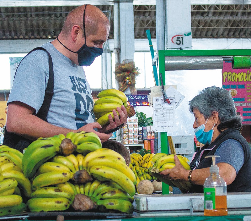 Las plazas públicas de mercado fueron algunos de los pocos lugares que siguieron funcionando en medio de las cuarentenas y restricciones por el Covid-19.