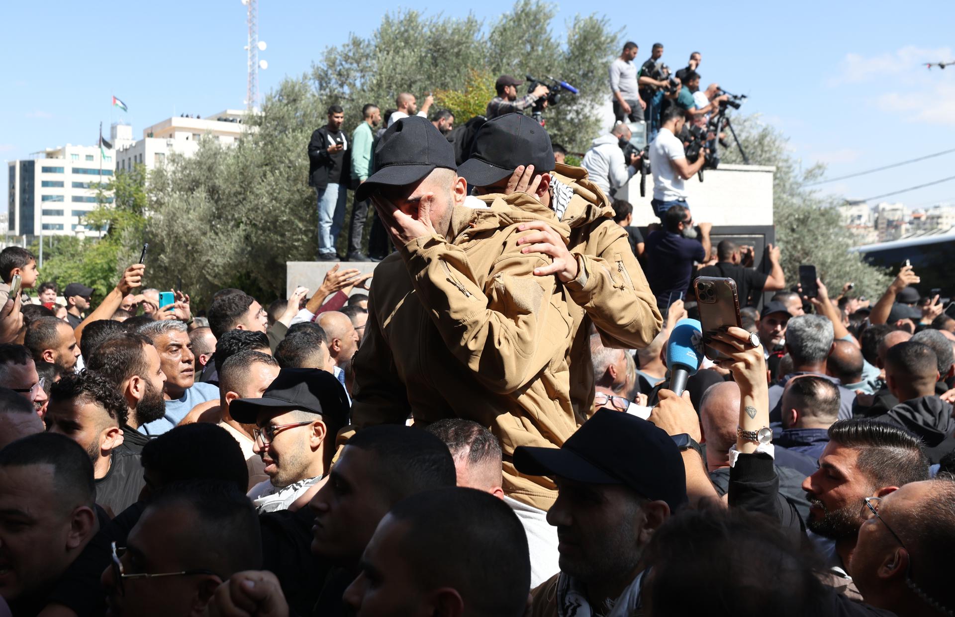 “Como volver a nacer”: exprisioneros palestinos celebran emotivo regreso a casa