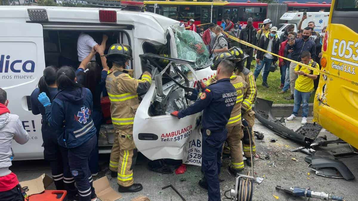 Fuerte accidente entre ambulancia y Transmilenio dejó tres heridos en Bogotá