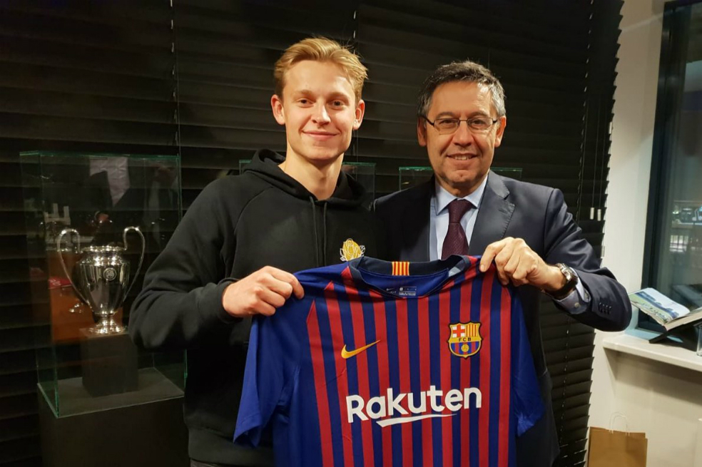 Barcelona anunció la compra del holandés Frenkie de Jong