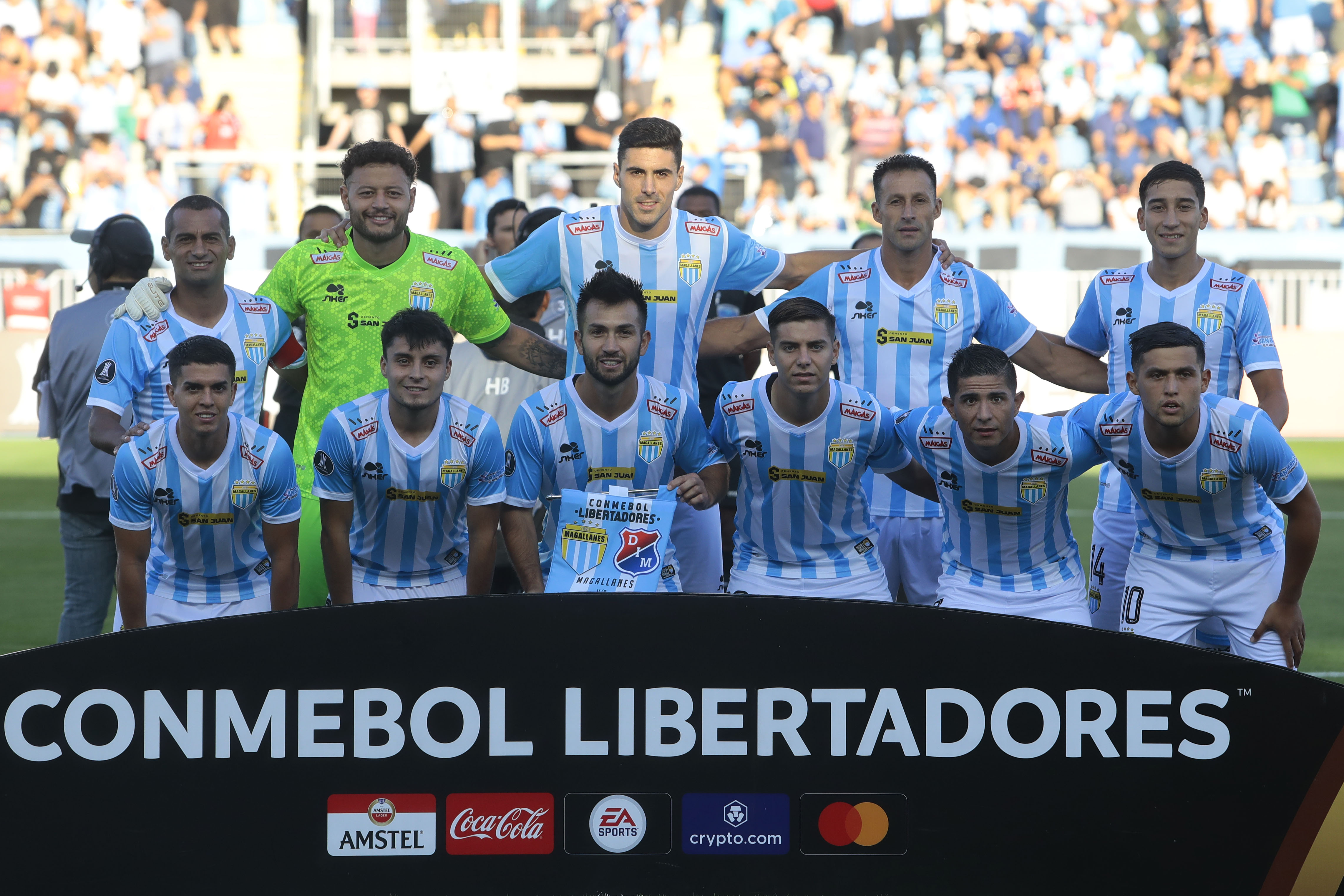 AME809. RANCAGUA (CHILE), 08/03/2023.- Jugadores de Magallanes forman hoy, durante un partido entre Magallanes e Independiente Medellín, de la tercera ronda de Copa Libertadores 2023, en el estadio El Teniente, Rancagua (Chile). EFE/ Osvaldo Villarroel