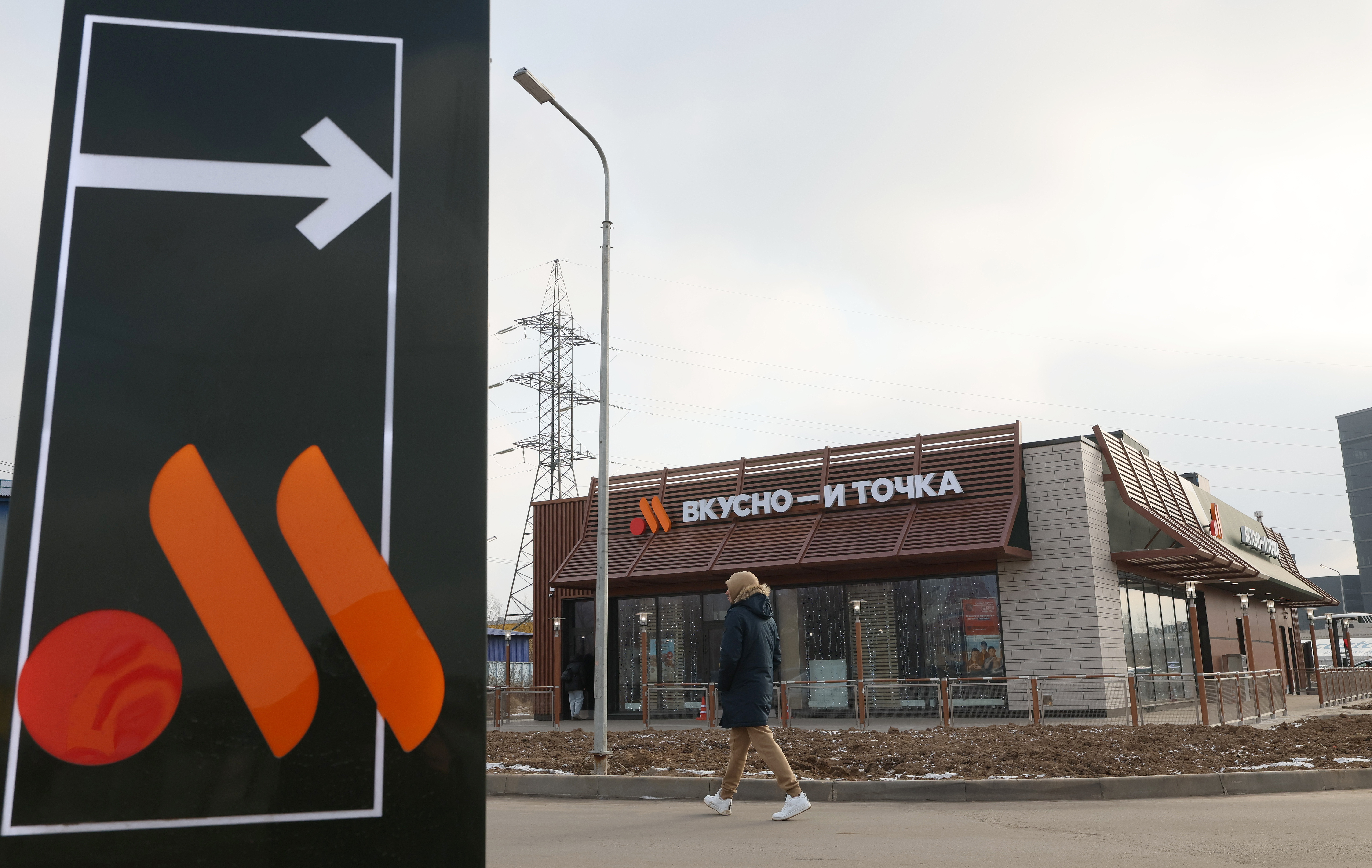 MOSCOW (Russian Federation), 07/02/2025.- A man walks in front of a Vkusno I Tochka restaurant, formerly McDonald's in Moscow, Russia, 07 February 2025. Many international brands ceased their operations in Russia and sold their branches to Russian companies, that are developing businesses under new brands. (Rusia, Ucrania, Moscú) EFE/EPA/MAXIM SHIPENKOV
