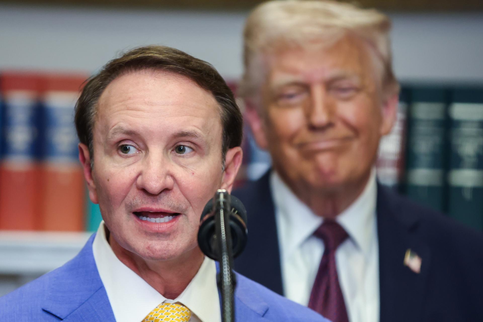 Washington (United States), 22/12/2025.- (FILE) - Louisiana Governor Jeff Landry speaks as US President Donald Trump listens in the Roosevelt Room at the White House in Washington, DC, USA, 24 March 2025 (reissued 22 December 2025). Trump on 21 December 2025 appointed Landry as special envoy to Greenland, a role Landry accepted while reaffirming his desire for the island to join the United States. The Danish Ministry of Foreign Affairs said it was summoning the US ambassador for an explanation. (Groenlandia, Estados Unidos) EFE/EPA/SAMUEL CORUM / POOL
