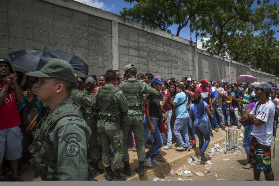 Prohíben en Venezuela colas nocturnas de compradores ante los supermercados