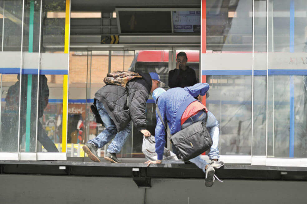 Colado de Transmilenio amenazó con navaja a equipo periodístico en Bogotá