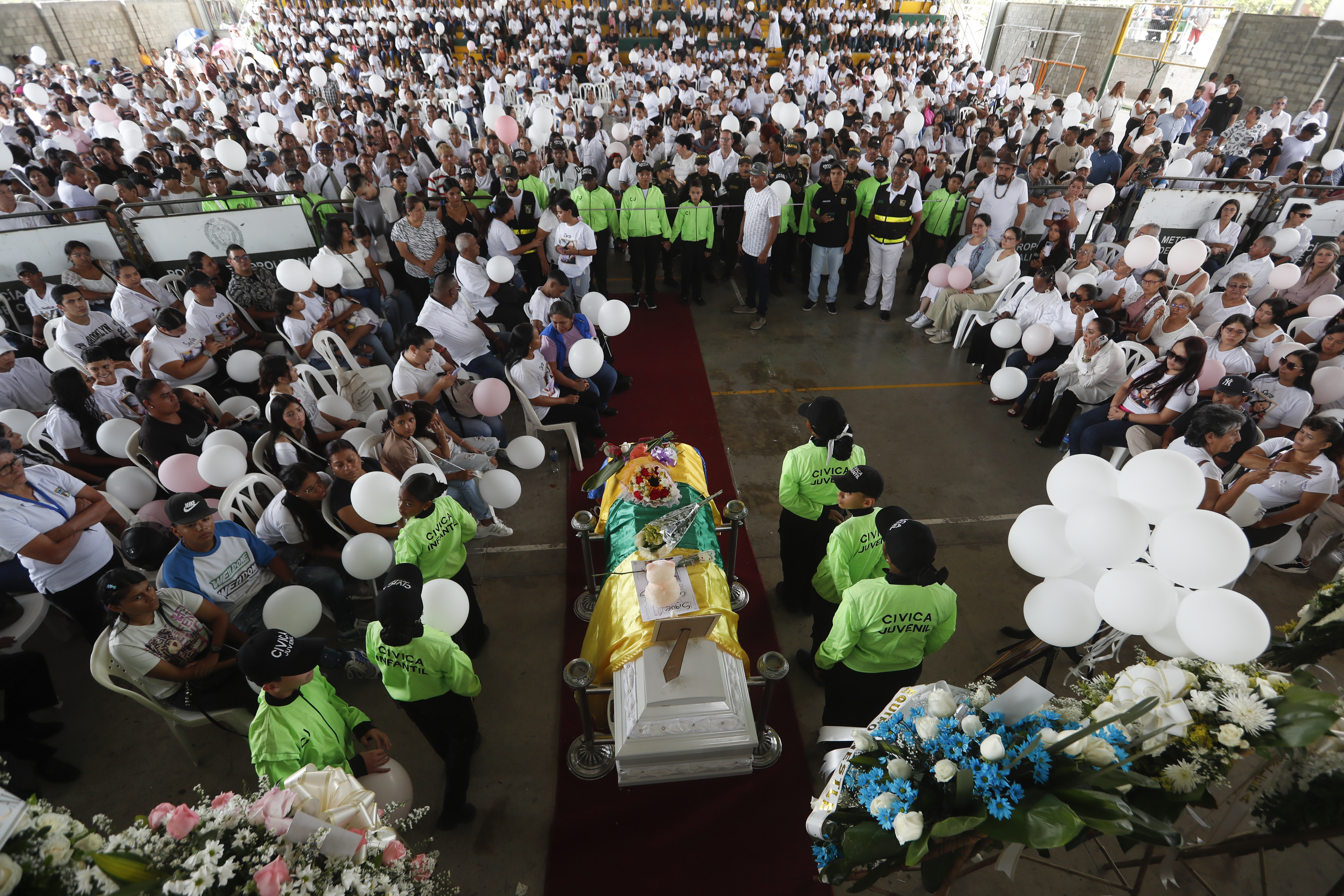 AME9017. CANDELARIA (COLOMBIA), 19/10/2024.- Familiares y amigos asisten al funeral de Sofía Delgado este sábado, en Candelaria (Colombia). Un juez colombiano dictó prisión preventiva para el hombre que confesó asesinar el pasado 29 de septiembre a Sofía Delgado Zúñiga, una niña de 12 años cuyo cuerpo fue hallado por las autoridades en un cañaduzal de la Candelaria, en el suroeste de Colombia, en el que la enterró el mismo día que la mató, informó la Fiscalía. EFE/ Ernesto Guzmán