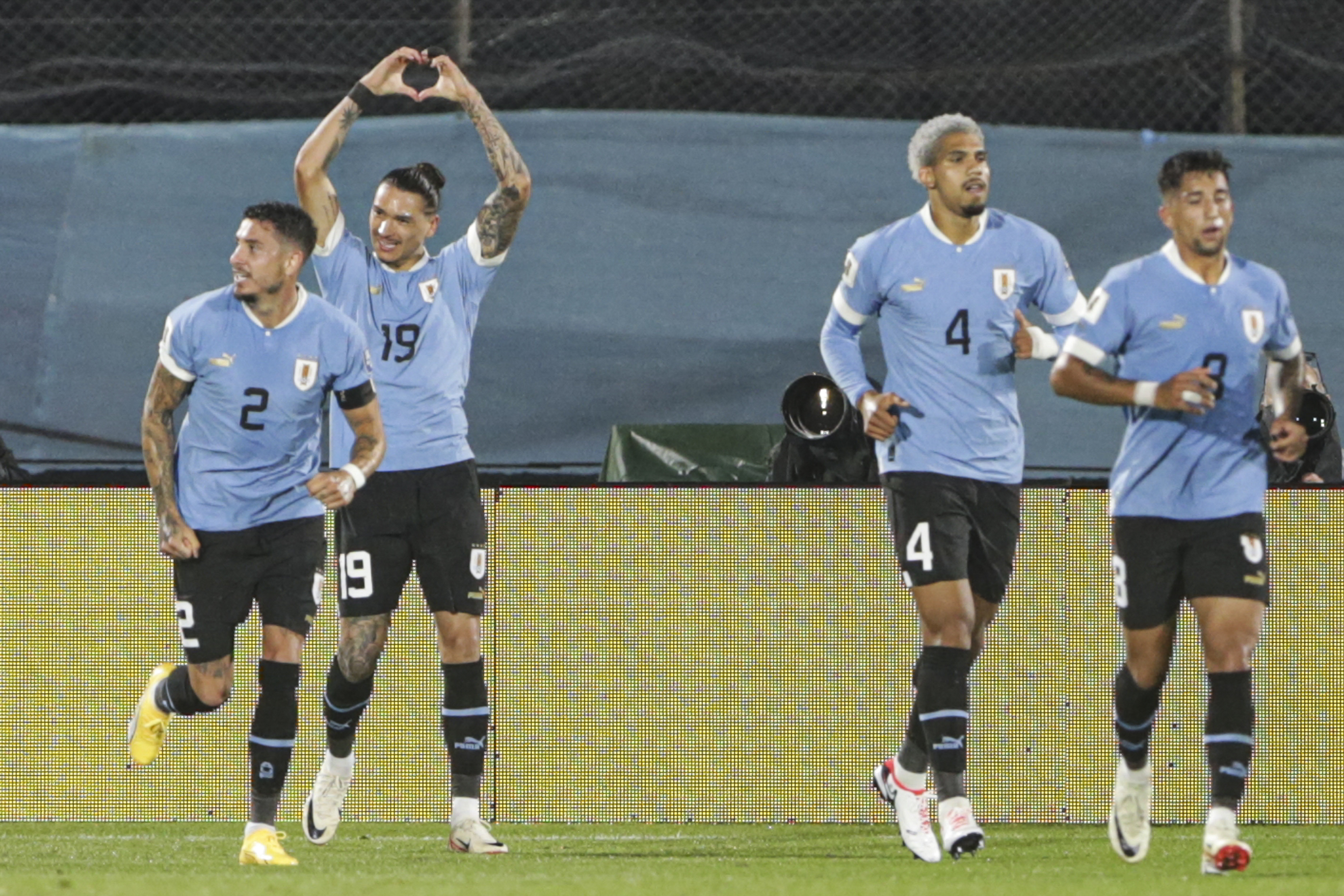 EVE5170. MONTEVIDEO (URUGUAY), 21/11/2023.- Darwin Núñez (2-i) de Uruguay celebra su gol hoy, en un partido de las Eliminatorias Sudamericanas para la Copa Mundo de Fútbol de 2026 entre Uruguay y Bolivia en el estadio Centenario en Montevideo (Uruguay). EFE/ Gastón Britos