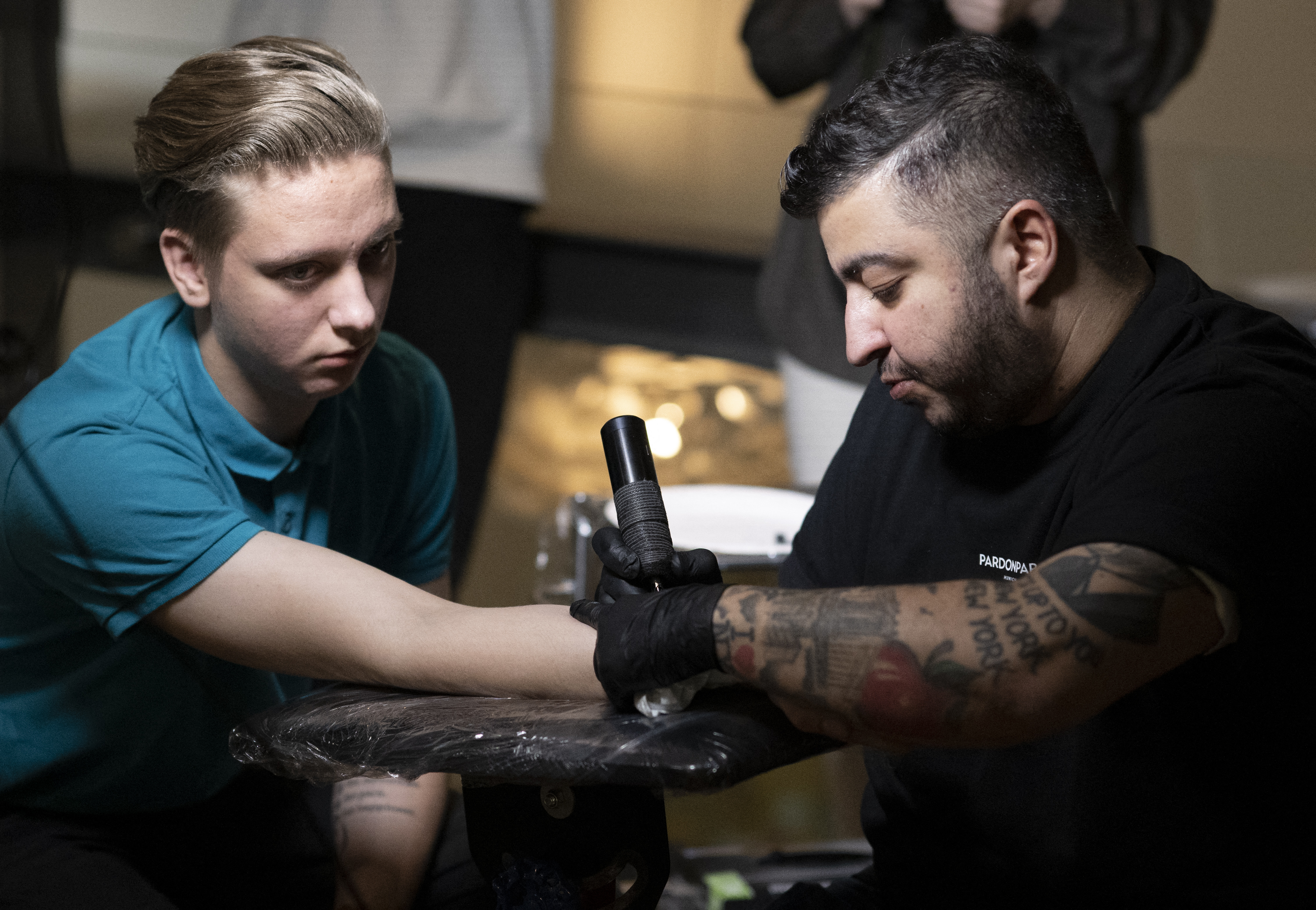 En Austria hacen tatuajes gratuitos para atraer a católicos