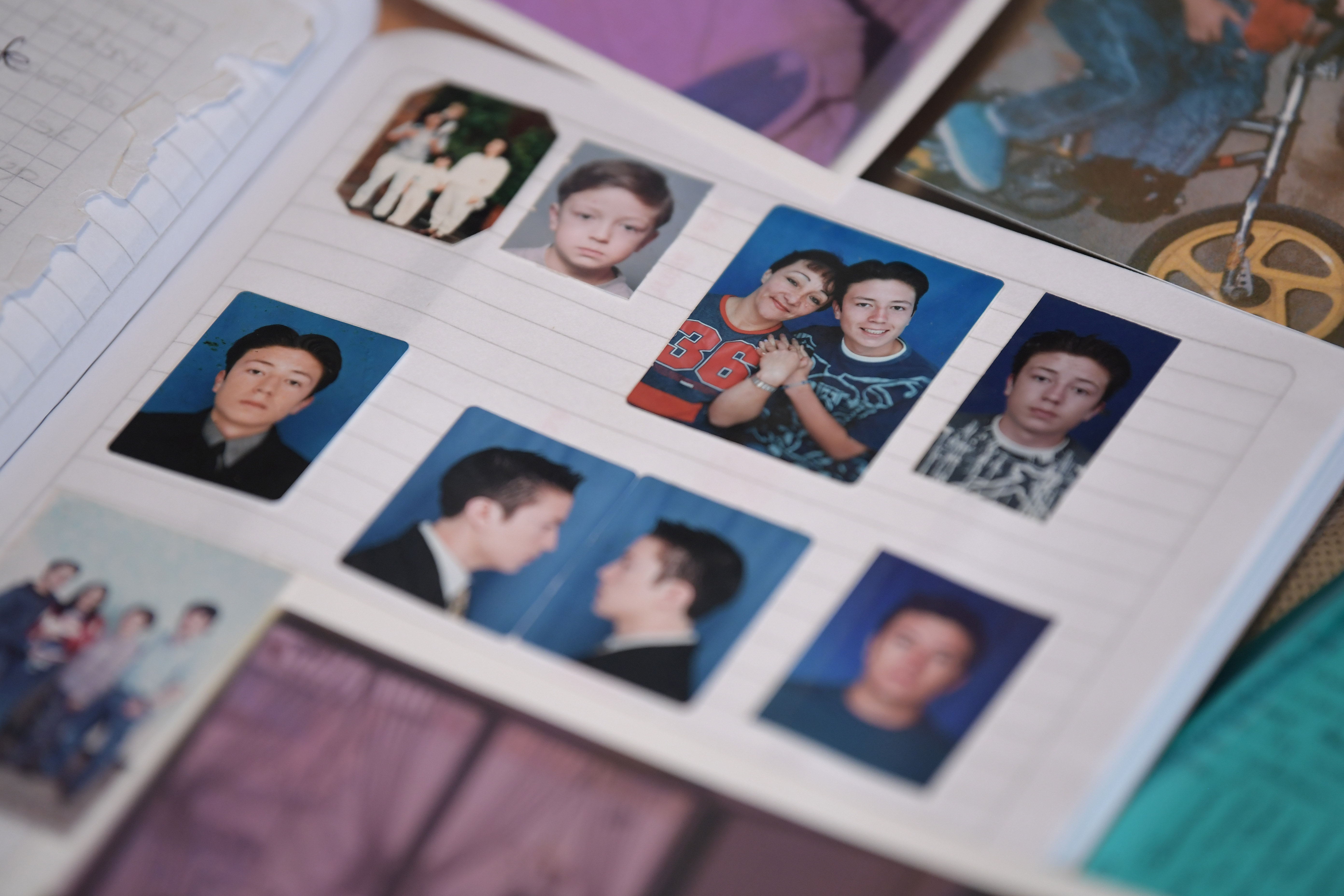 Un álbum con las fotos de Jhon Jairo de infancia y adolescencia.