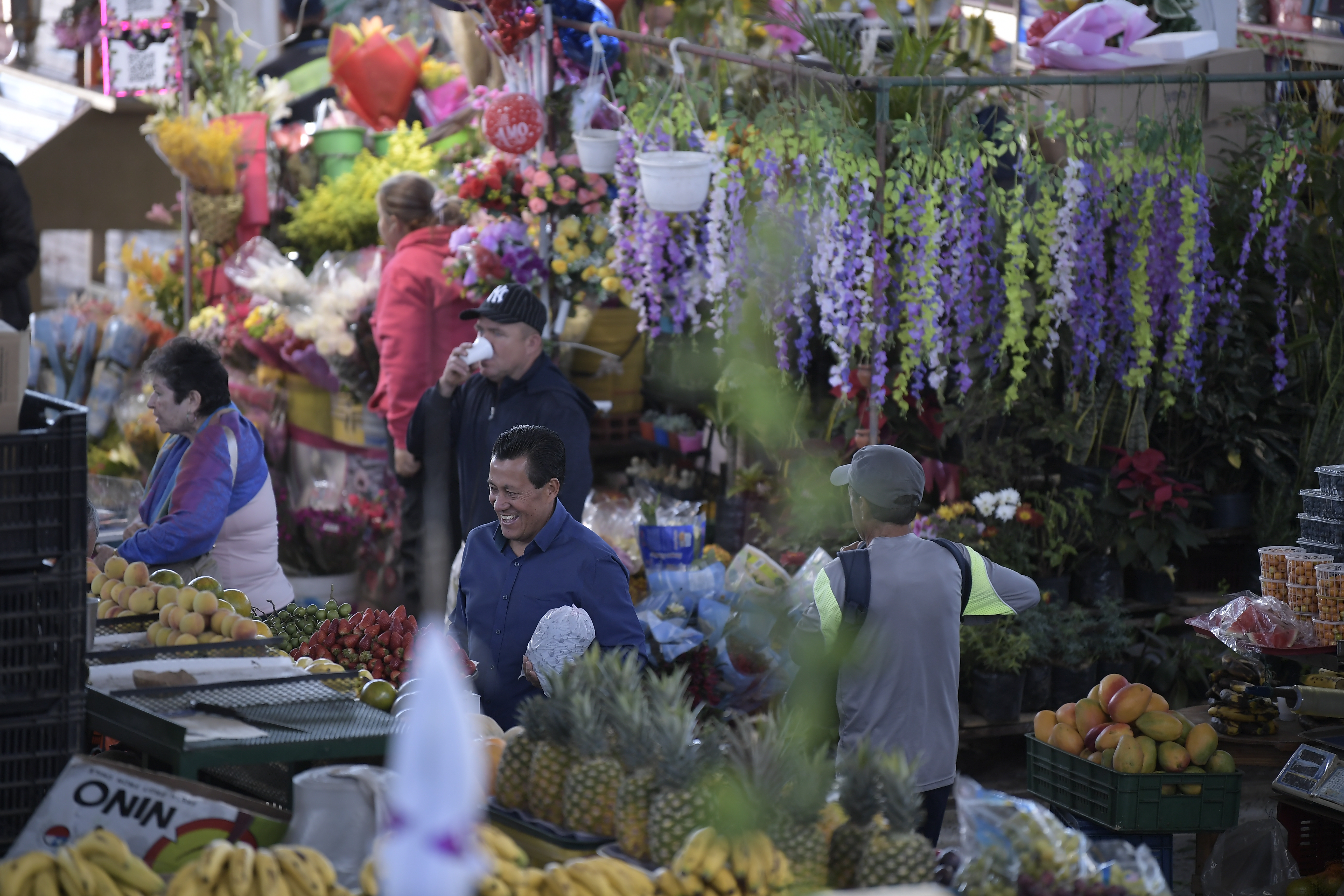 Instalaciones y locales de esta plaza de mercado. Venta de carne, hortalizas, legumbres, frutas entre otros.