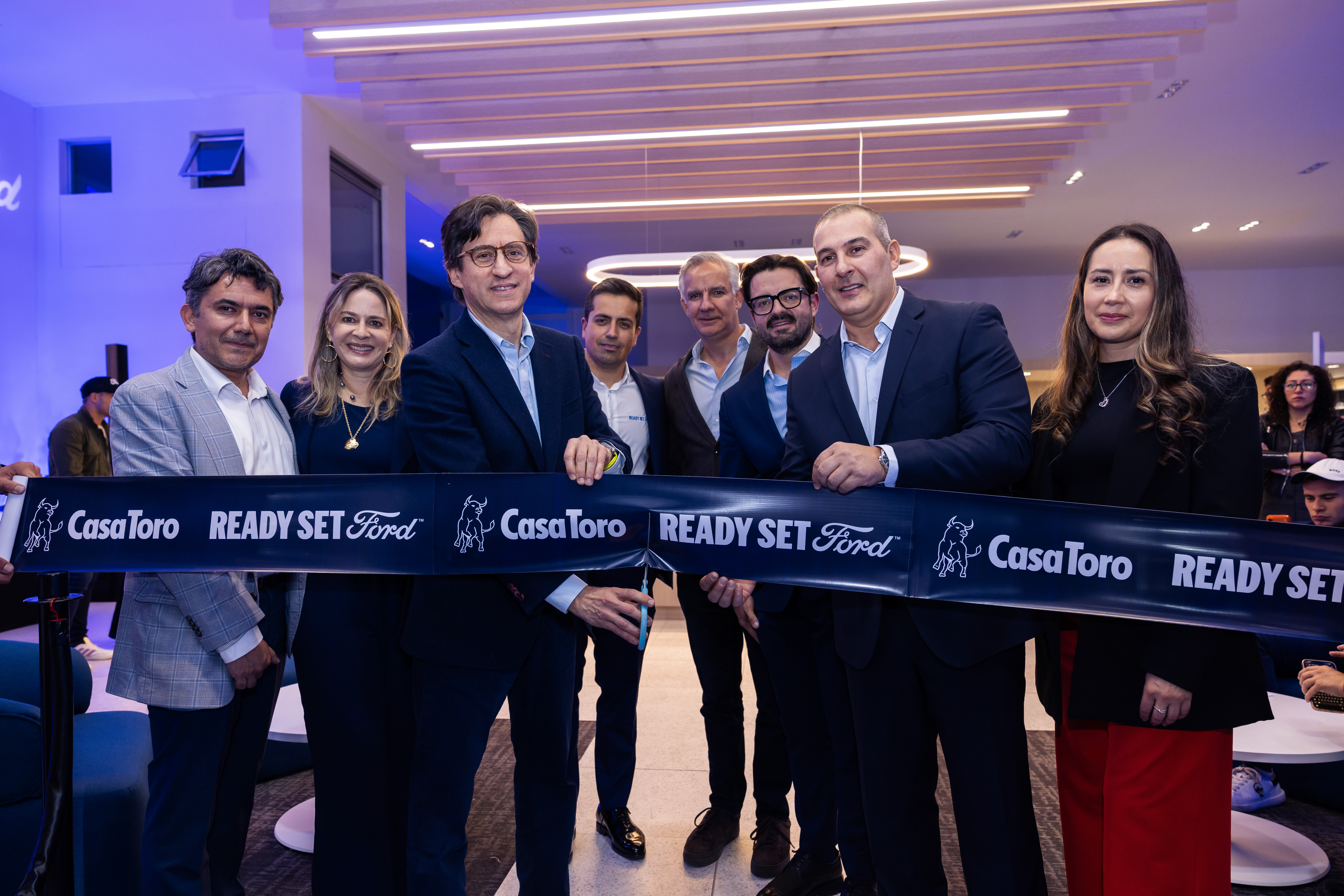 Directivos, colaboradores e invitados especiales acompañaron la apertura de la primera vitrina Ford Signature 2.0 en Colombia.