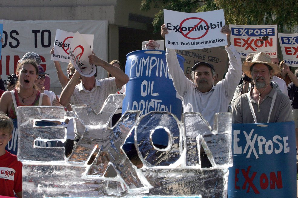 Manifestación  en contra Exxon Mobil,  una compañía que desciende de Standard Oil fundada por John D. Rockefeller. / EFE