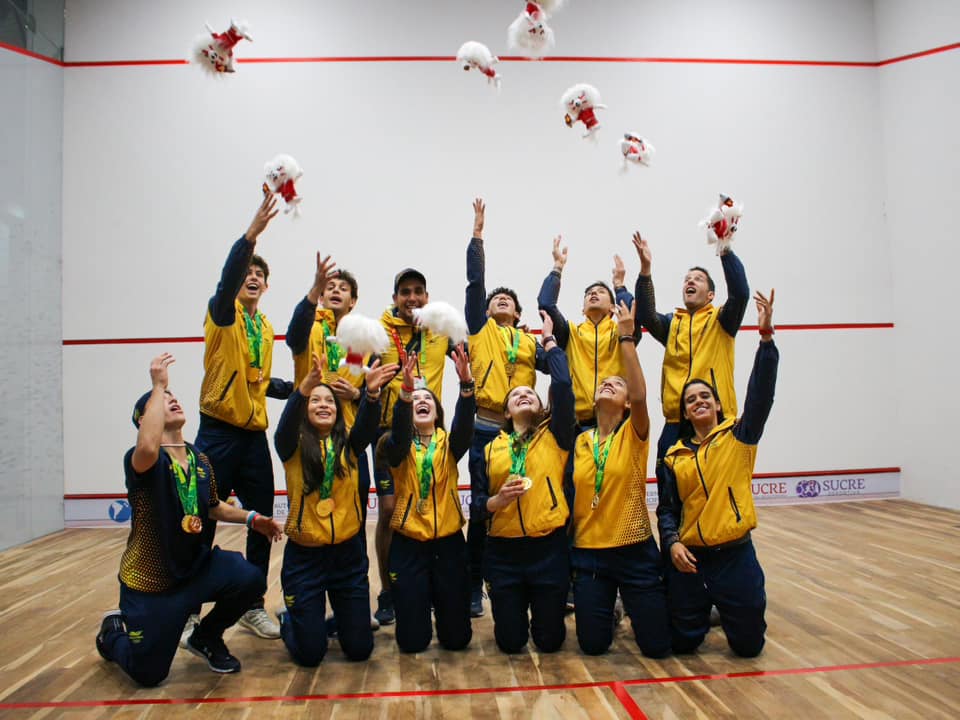 La selección colombiana de squash celebra su título en Sucre2024.