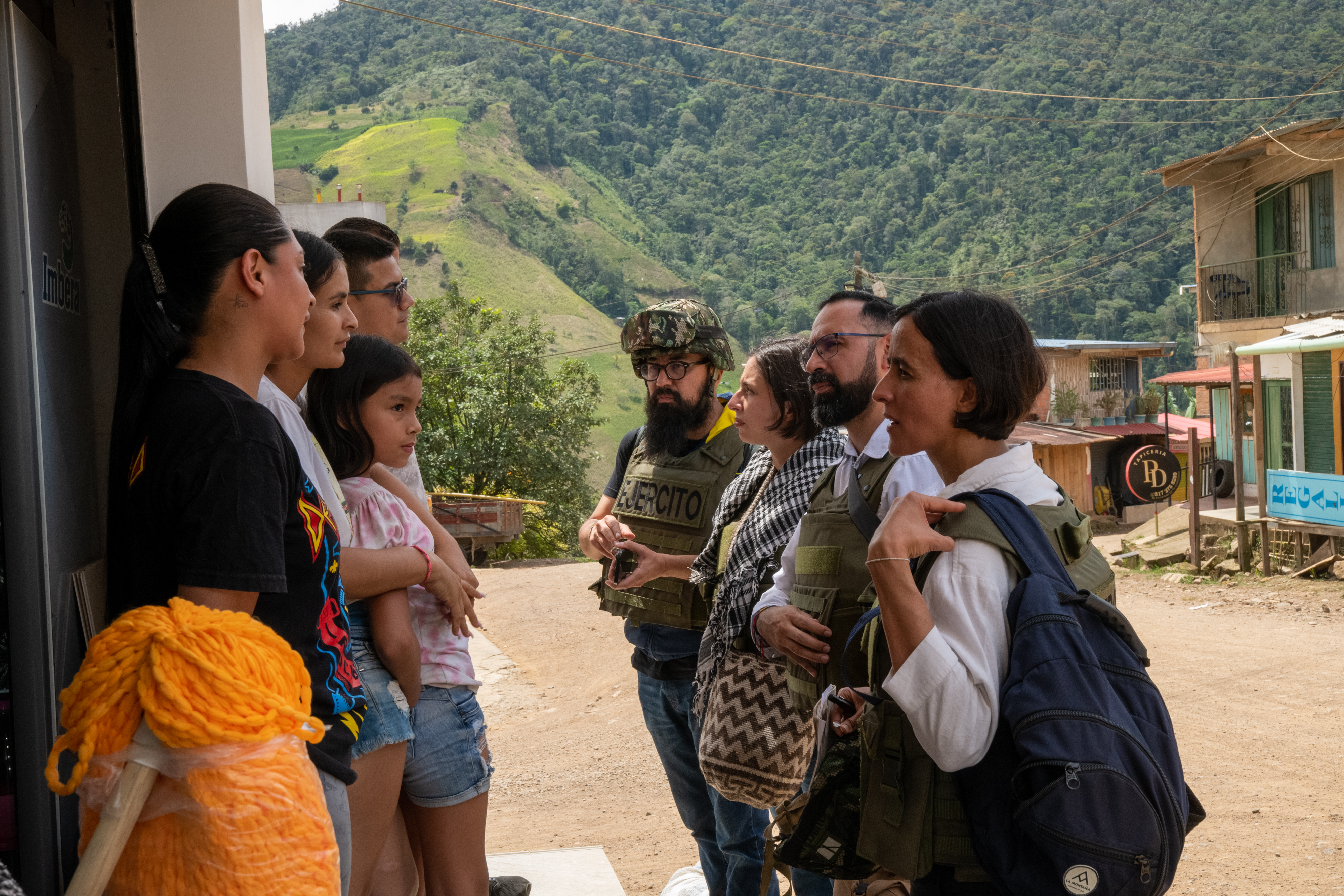 Director de la UNGRD, Carlos Carrillo, y ministros de Agricultura, Martha Carvajalino; de Minas, Andrés Camacho, y de Ambiente, Susana Muhamad, hablan con habitantes de El Plateado.