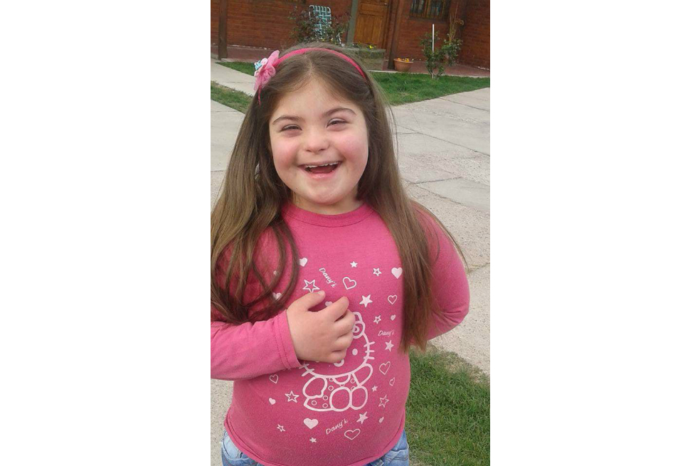 María Fernanda, la niña argentina con síndrome de Down al que un sacerdote no dejará hacer la primera comunión por no saber el padre nuestro de memoria.