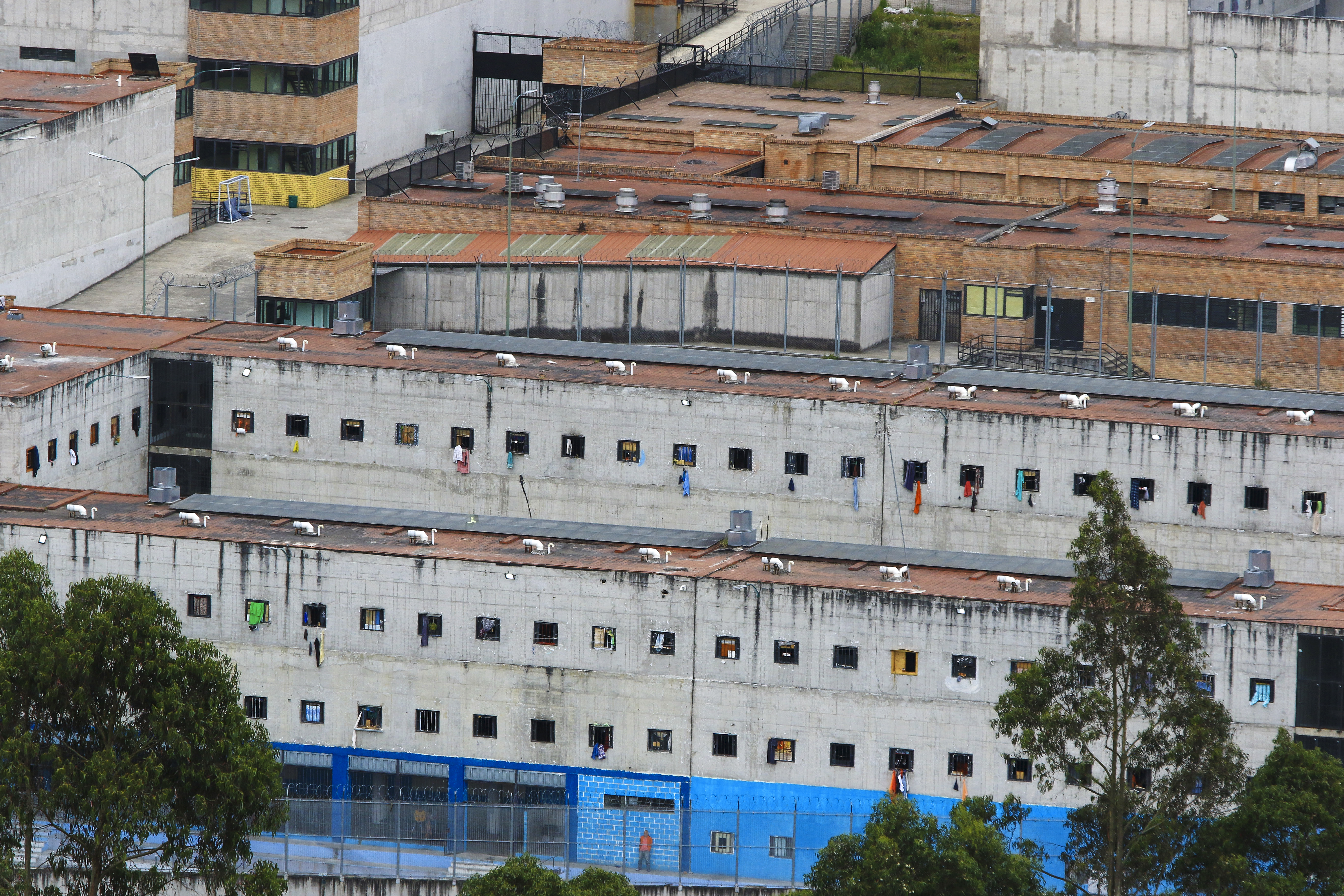 Presos liberan a los 57 guardias y policías que tenían como rehenes en Ecuador
