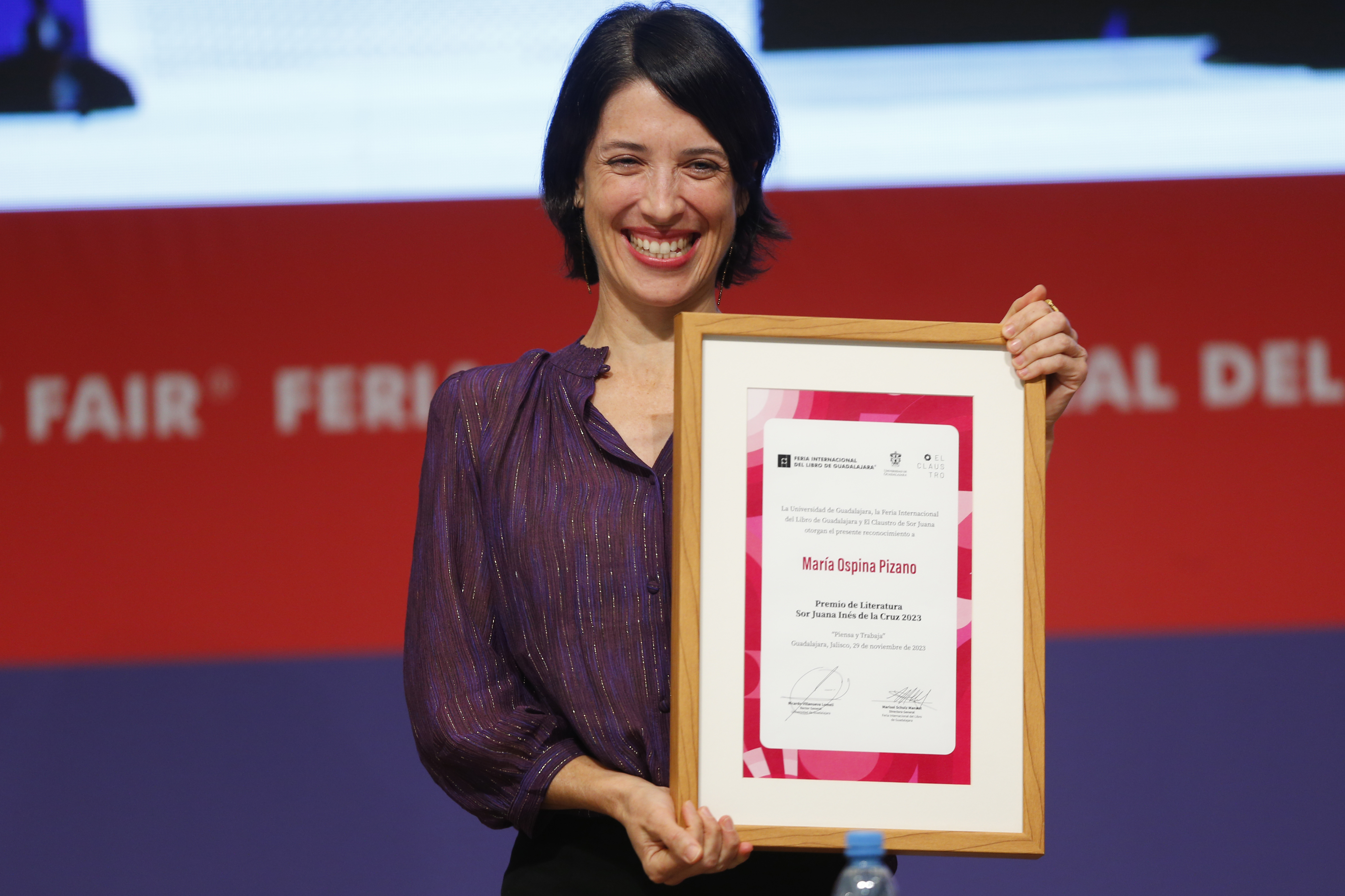 MEX3203. GUADALAJARA (MÉXICO), 29/11/2023.- La escritora colombiana María Ospina Pizano posa hoy con el Premio Sor Juana Inés de la Cruz 2023, durante la 37 edición de la Feria Internacional del Libro (FIL), en Guadalajara (México). La escritora colombiana María Ospina Pizano subrayó este miércoles la necesidad de mirar y respetar a los otros seres vivos que “sostienen la vida”, durante el discurso de recepción del Premio Sor Juana Inés de la Cruz en la edición 37 de la mexicana FIL de Guadalajara. “Tenemos que seguir hablando de los pájaros, de los territorios que ellos y tantos otros seres claman heroicamente, y a pesar nuestro, como morada; de los bosques y la vida sostienen que son la comunidad y el camino, la memoria del mundo y su conciencia”, dijo durante la ceremonia de premiación. EFE/Francisco Guasco