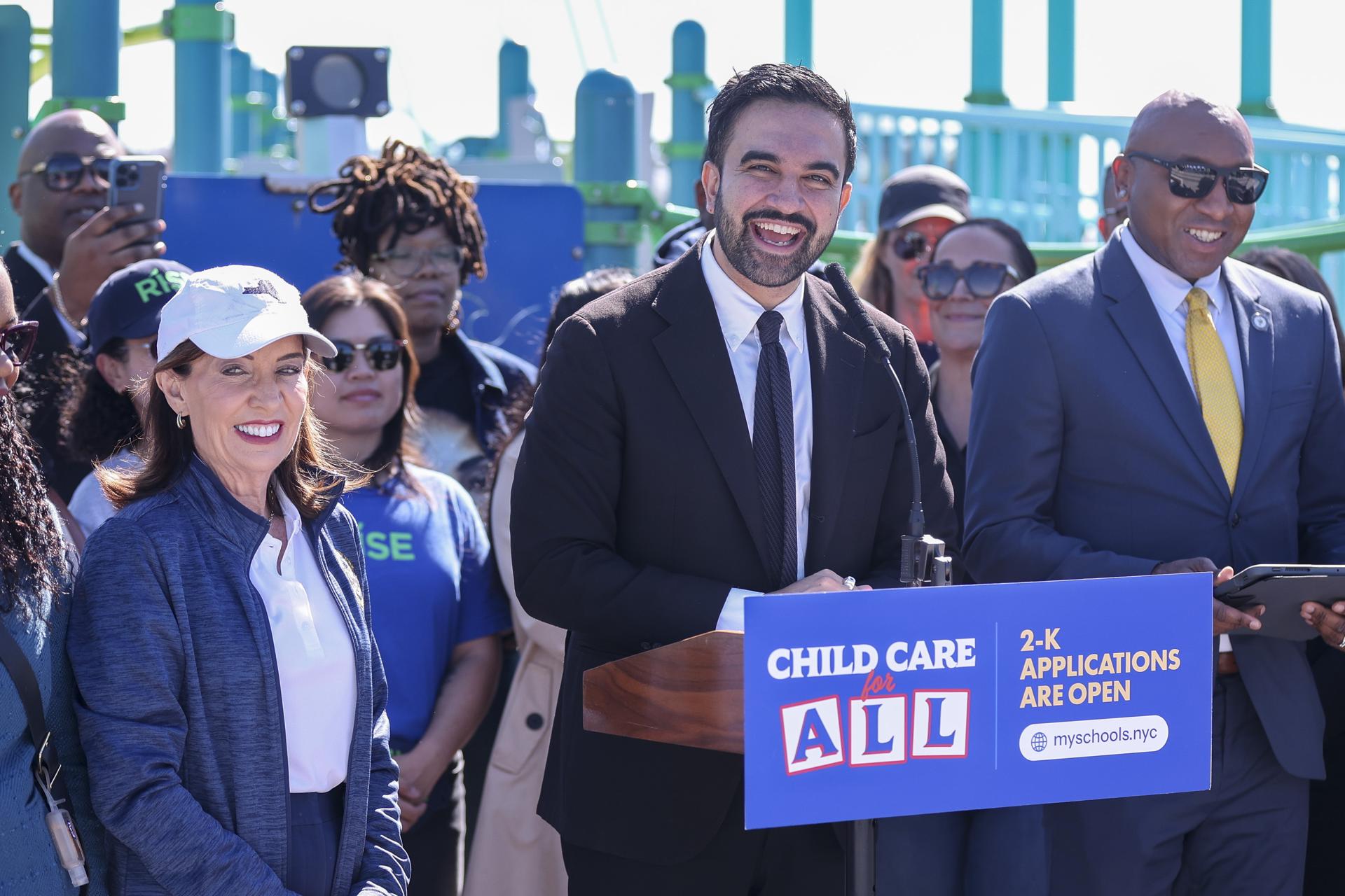 NEW YORK (United States), 02/06/2026.- New York City Mayor Zohran Mamdani (C) speaks next to New York Governor Kathy Hochul (L) during a press conference to make a childcare announcement at a playground in the Queens borough of New York, New York, USA, 02 June 2026. New York City launches its 2-K program application process on 02 June, offering free, high-quality childcare to two-year-olds across all five boroughs. (Nueva York) EFE/EPA/SARAH YENESEL