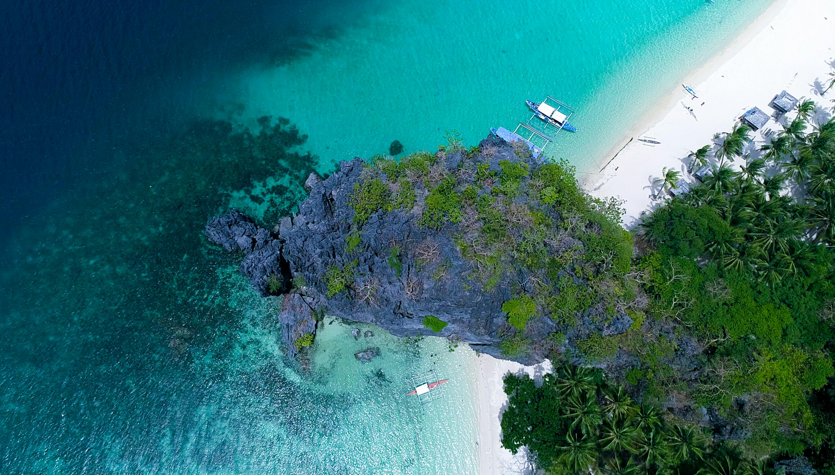 Entalula Beach es una joya escondida de Filipinas que deslumbra por sus imponentes acantilados de piedra caliza, su arena blanca y sus aguas cristalinas. Ubicada en la región de El Nido, en Palawan, esta playa destaca por su ambiente tranquilo y exclusivo, ya que solo se puede acceder en barco, lo que ayuda a conservar su carácter natural y poco concurrido. Sus aguas serenas son ideales para nadar y practicar snorkel.