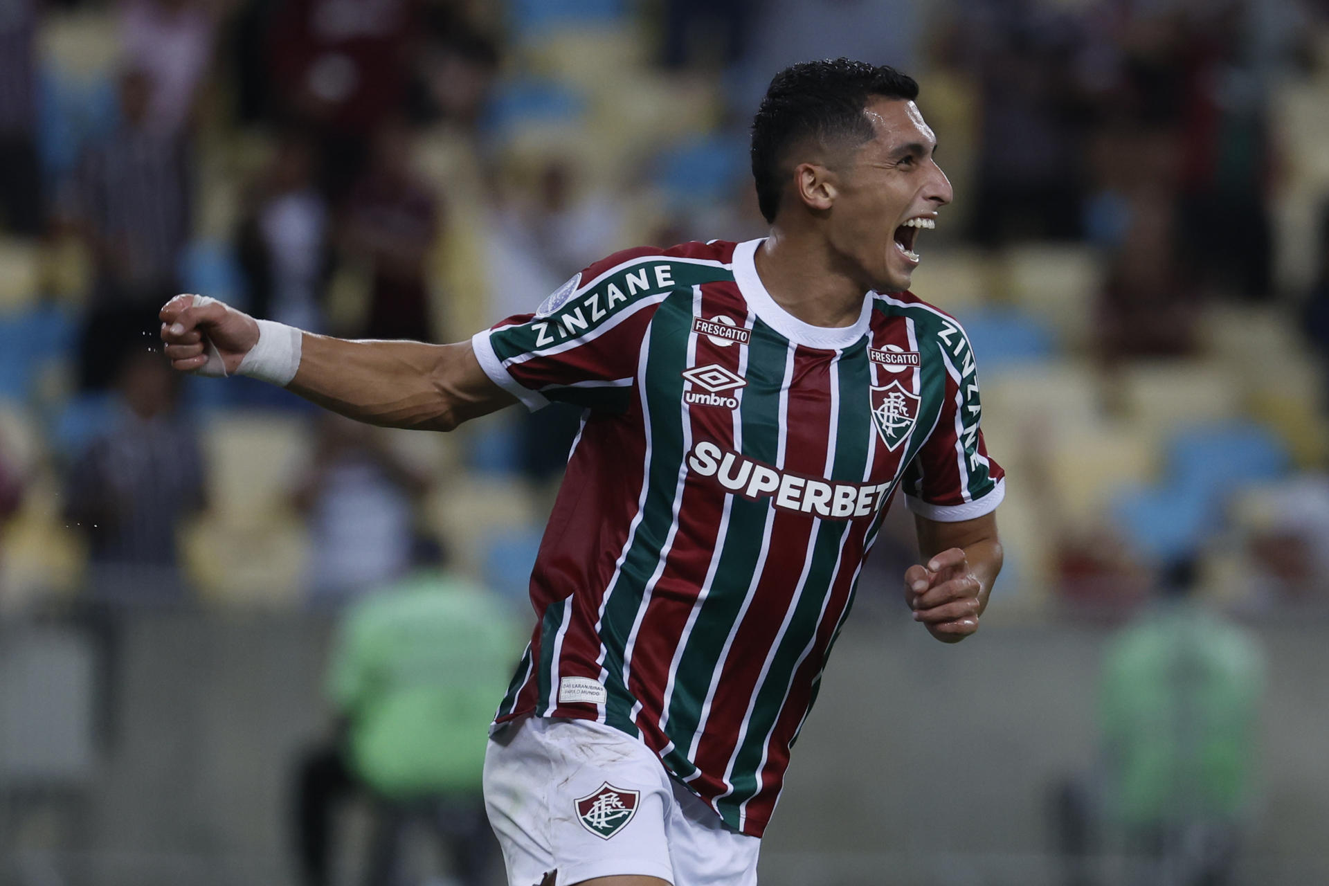 AME7653. RIO DE JANEIRO (BRASIL), 09/04/2025.- Kevin Serna de Fluminense celebra un gol este jueves, en un partido de la fase de grupos de la Copa Sudamericana entre Fluminense y San José, en el estadio Maracaná, en Rio de Janeiro (Brasil). EFE/ Antonio Lacerda
