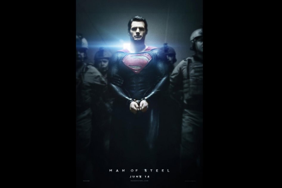 Superman, rodeado y esposado