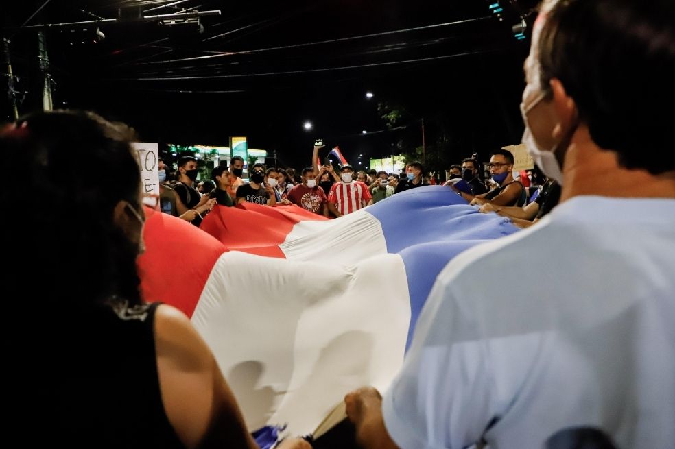 Grupos de personas protestan pidiendo la renuncia del presidente de Paraguay, Mario Abdo Benítez.