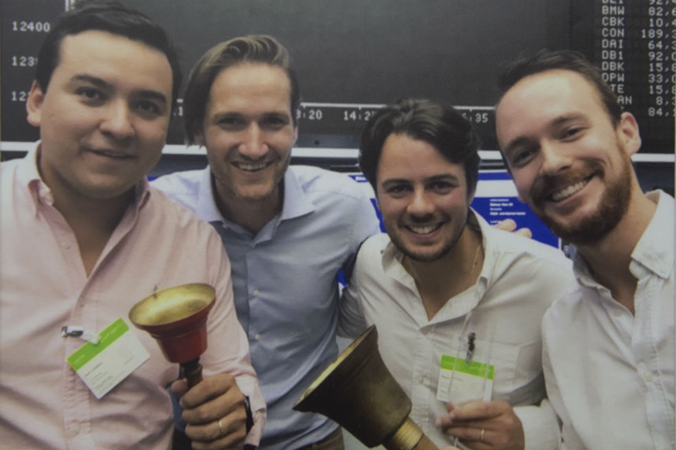 Los tres empresarios siguieron avanzando en el mundo del emprendimiento, pero tomaron un rumbo muy diferente al de Domicilios.com. “Fuimos pioneros en un mercado que está explotando, pero nos dimos cuenta de que, cuando uno busca digitalizar la comida por Internet, atiende a las personas con alto poder adquisitivo. Uno puede llegar al cinco, máximo al 10% de la población. Cuando ves que en Colombia el salario mínimo está cerca de los 250 dólares y que los precios promedio de la plataforma son de 10, 12 o 15 dólares, entonces te das cuenta que no estás construyendo algo que pueda consumir una persona que se gane el salario mínimo”, explica Calderón.