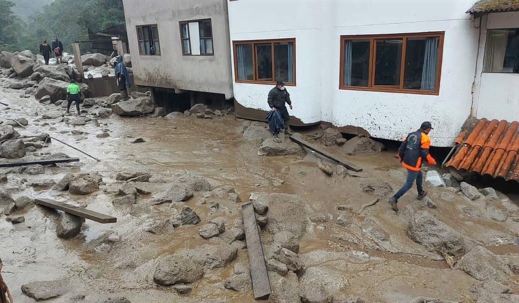 Las calles del pueblo de Machu Picchu, ubicado en la parte baja de las montañas donde se encuentra la turística ciudadela inca, quedaron cubierto de piedras y lodo.