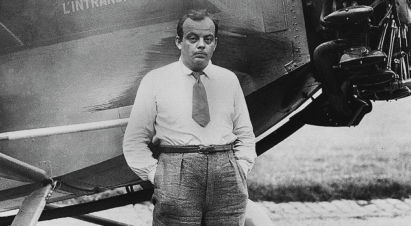 Antoine de Saint-Exupéry ante uno de los aviones que piloteó./ AFP