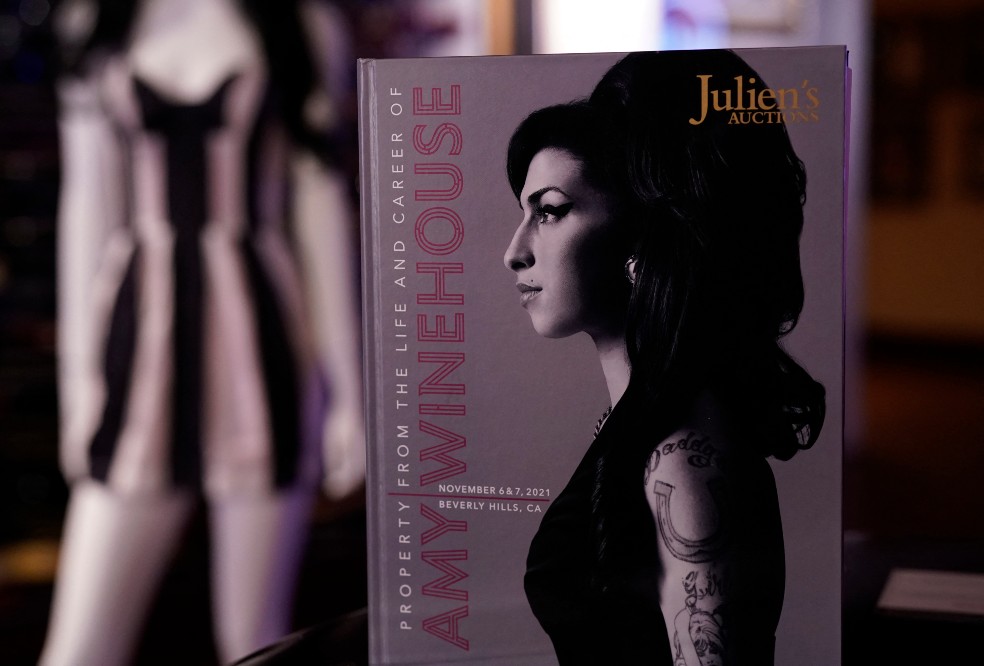 Ropa y objetos de Amy Winehouse salen a subasta por 2 millones de dólares