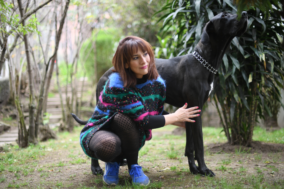 Margarita Posada, escritora.Cristian GaravitoSe define a sí misma como amante del yoga, la música y la buena mesa, con una hoja de vida, señala, algo ecléctica. Trabajó en El Tiempo, la revista Soho, ha sido jefe de prensa de eventos culturales, presentadora y colaboradora en varios medios. Tiene tres docenas de fracasos amorosos en su haber, dice también, un aspecto de su vida en el que se adentra en el libro desde el prisma de la depresión. Su vida sexual y emocional, así como el consumo de alcohol, “se convirtieron en escapes de la realidad, en formas de huir del dolor”, resume. “Sobra decir que el alcohol es un supresor del cerebro (…) es completamente químico el asunto”.