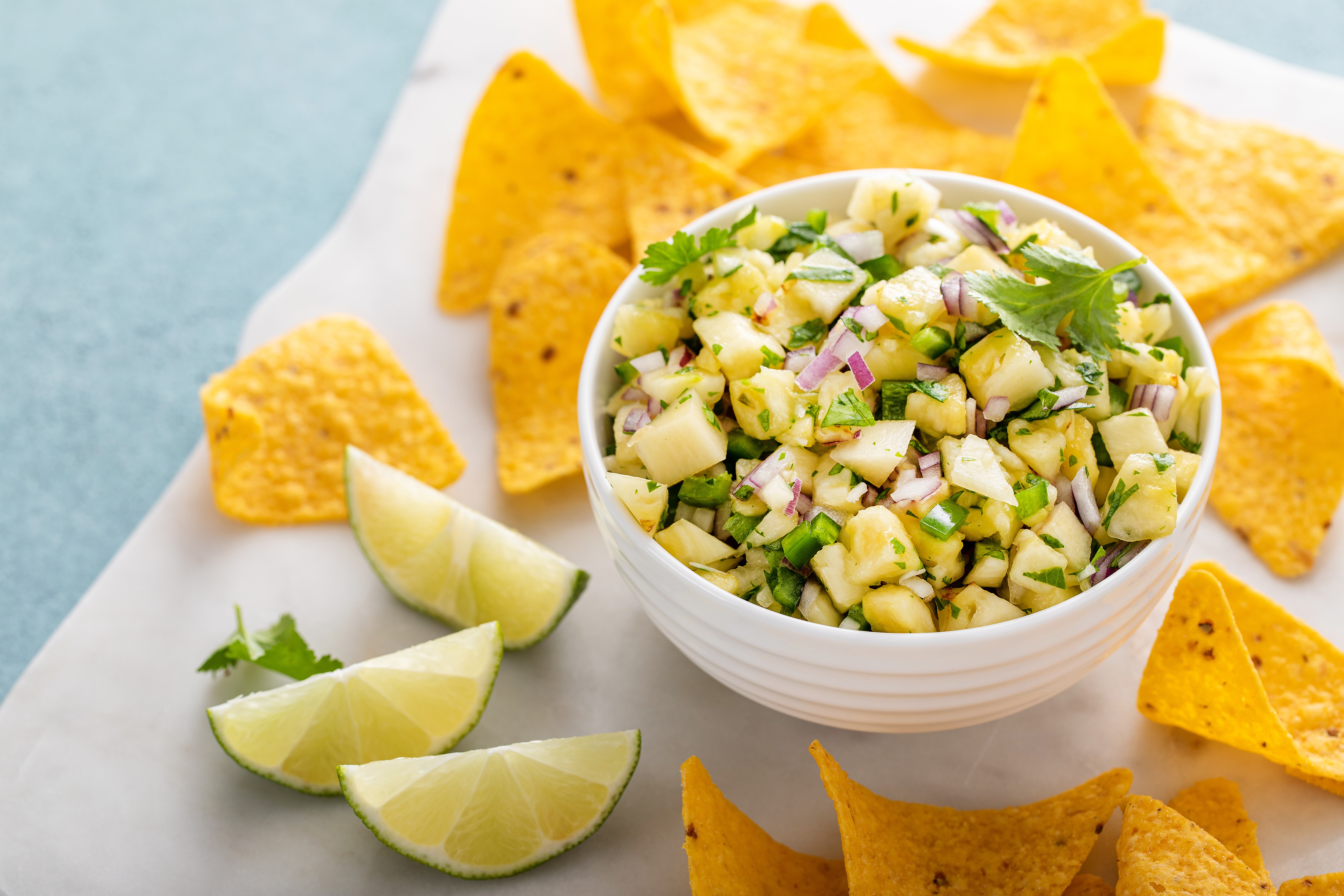 Así se hace una ensalada tropical con camarones y uvas verdes