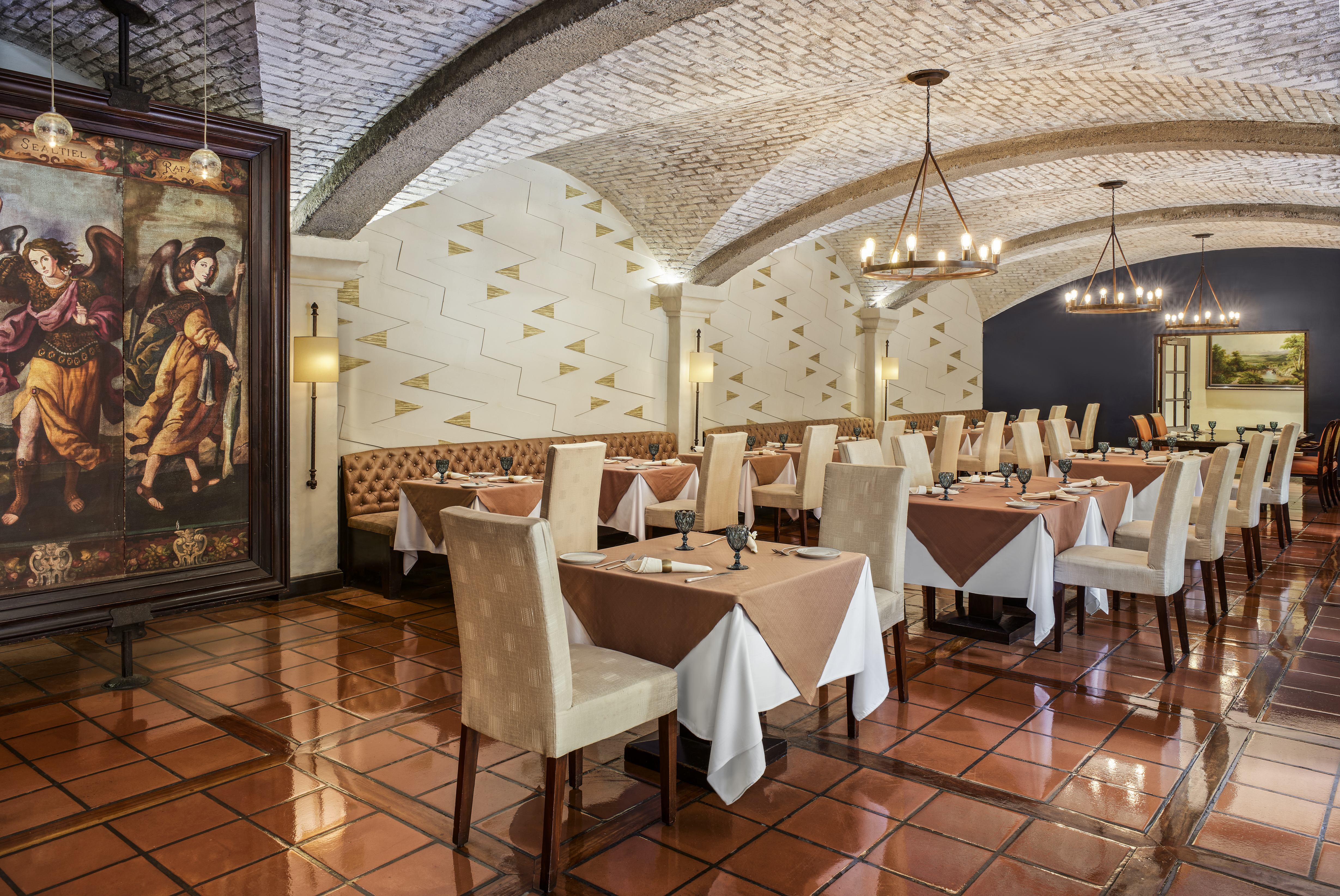 La Isabela, por ejemplo, ofrece un menú tradicional de carnes a la parrilla y los mejores vinos recomendados por el sommelier, en un ambiente
con arquitectura clásica colonial.