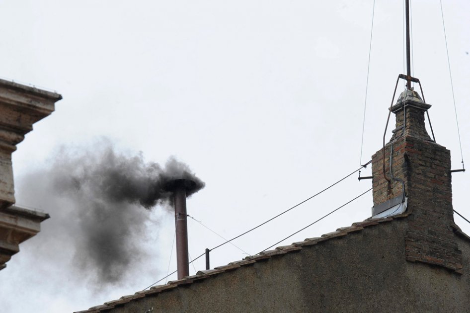 Humo negro, todavía no hay papa