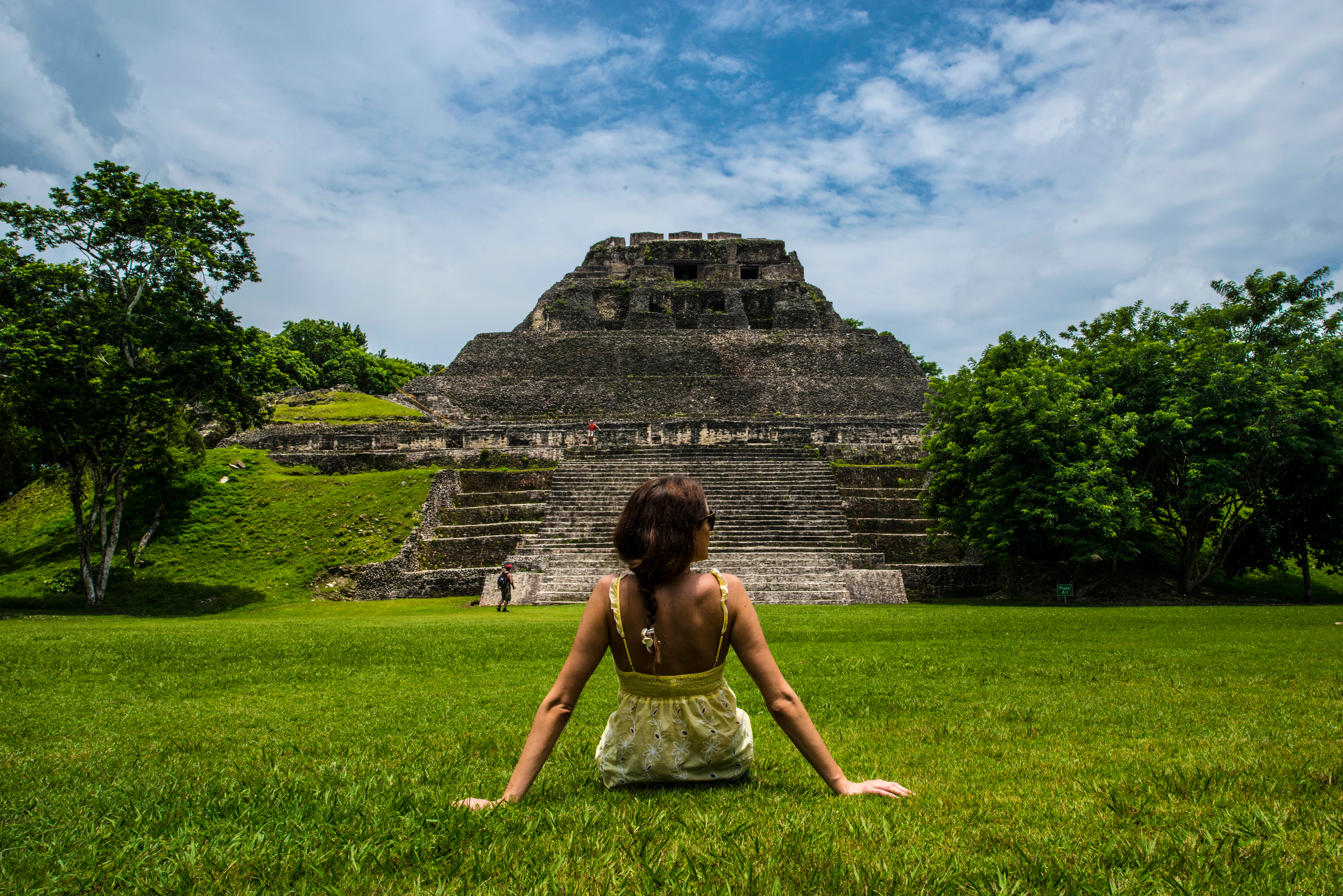 Belice, la combinación de ambiente isleño y aventura selvática. La llamada "joya de Centroamérica" es un destino diferente: un crisol de culturas maya, criolla beliceña, garífuna y mestiza. Y hay algo que las une a todas: la protección natural del entorno beliceño.