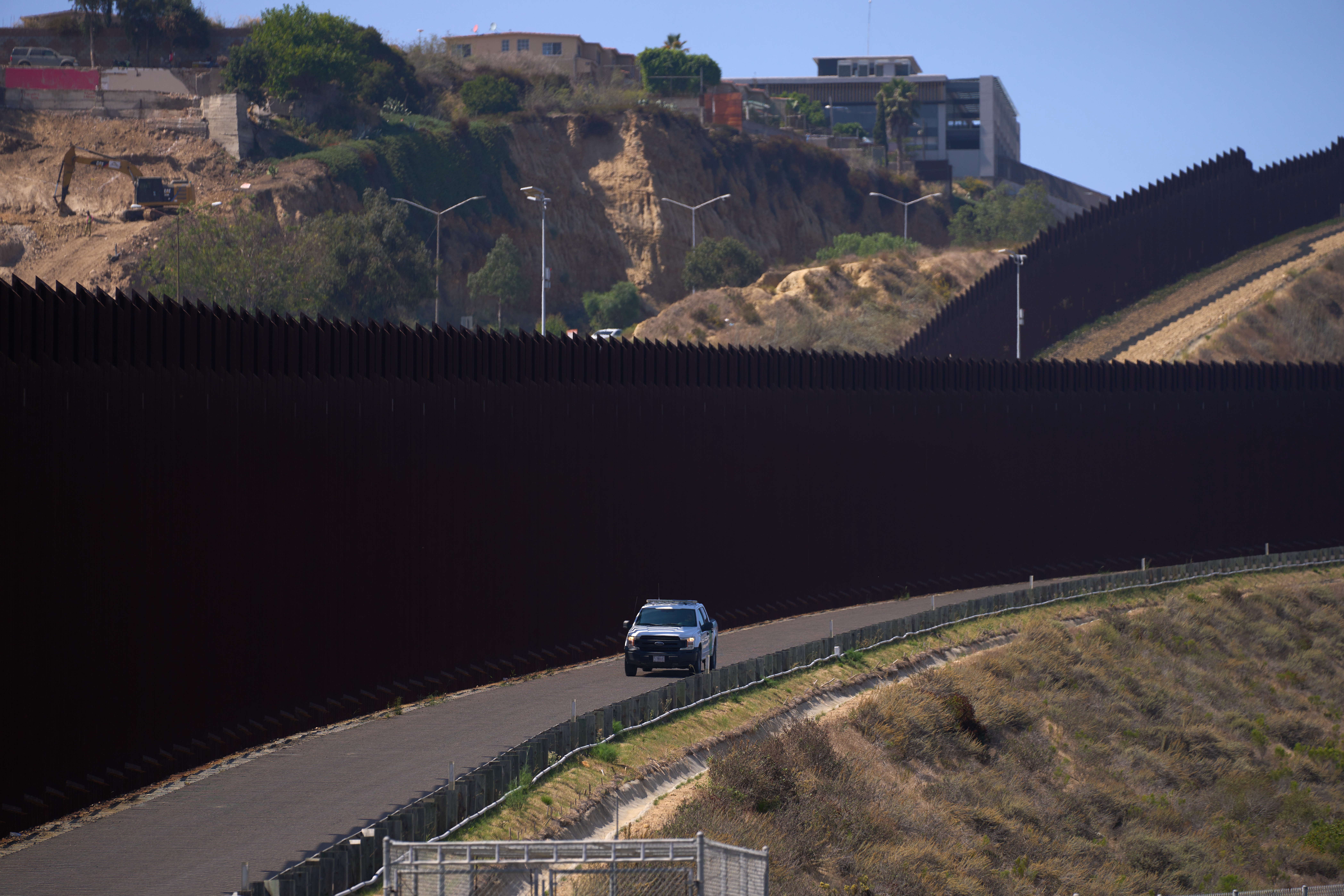 Las caídas desde el muro fronterizo dejan a los migrantes con graves lesiones