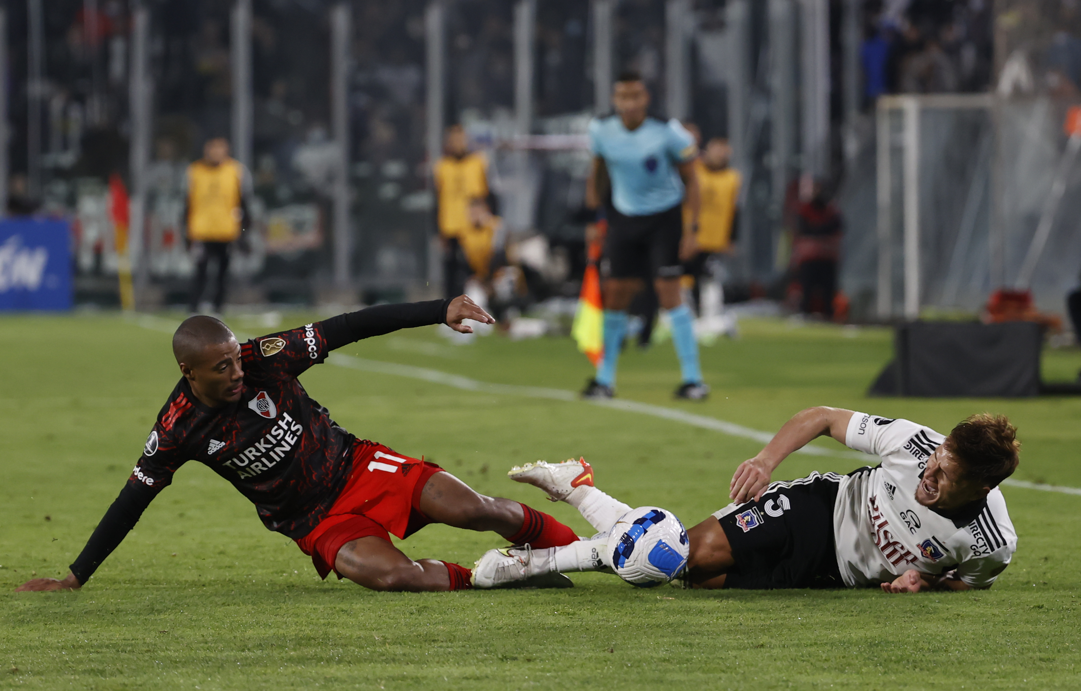 AME4612. SANTIAGO (CHILE), 27/04/2022.- Bruno Zuculini (d) de Colo Colo disputa el balón con Nicolás De La Cruz (i) de River Plate hoy, en un partido de la Copa Libertadores entre Colo Colo y River Plate en el estadio Monumental en Santiago (Chile). EFE/Alberto Valdés