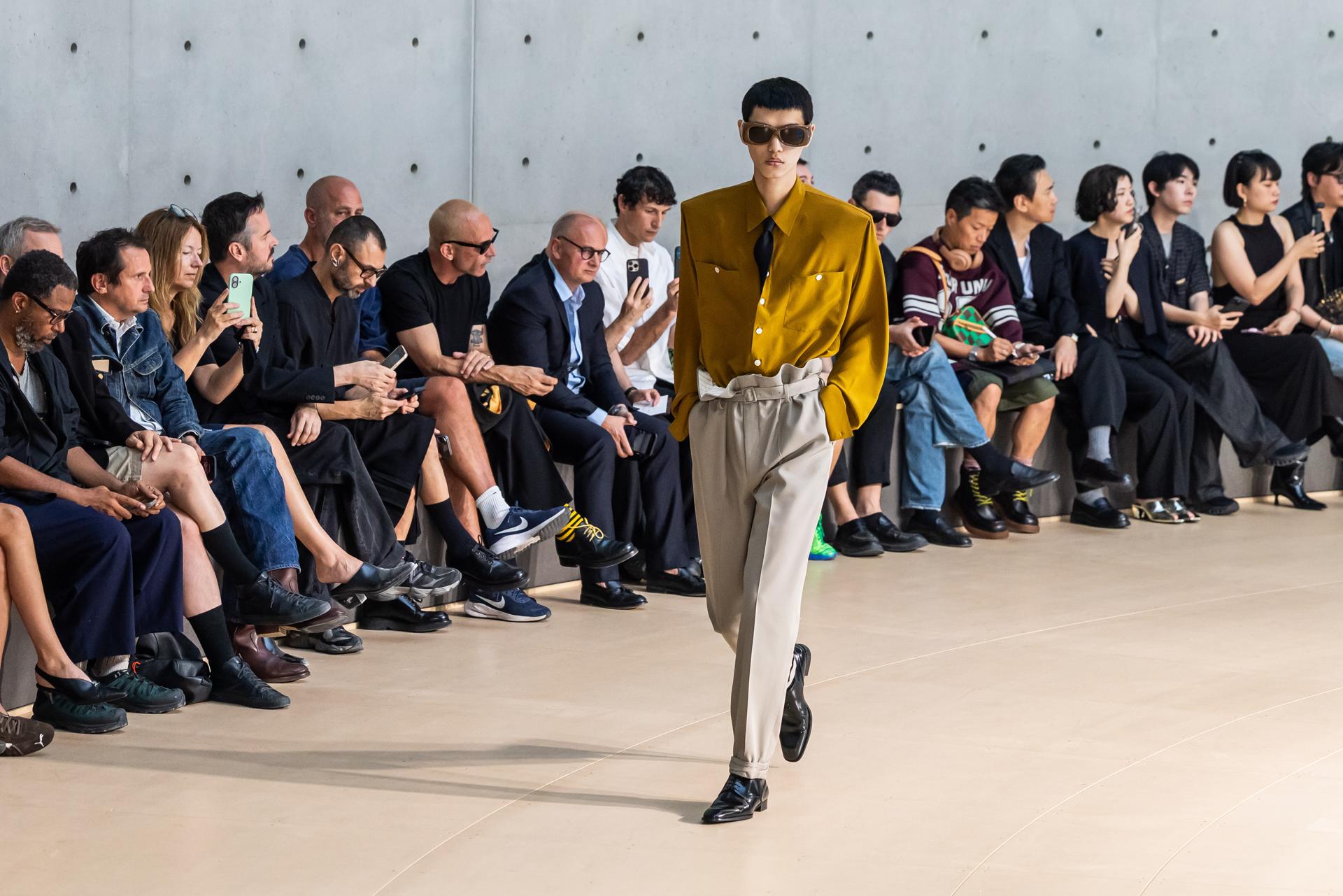 PARIS (France), 24/06/2025.- A model presents a creation from the Spring/Summer 2026 collection by Belgian designer Anthony Vaccarello for Saint Laurent fashion house during Paris Fashion Week, in Paris, France, 24 June 2025. The men's collections are presented from 24 to 29 June 2025. (Moda, Francia) EFE/EPA/CHRISTOPHE PETIT TESSON