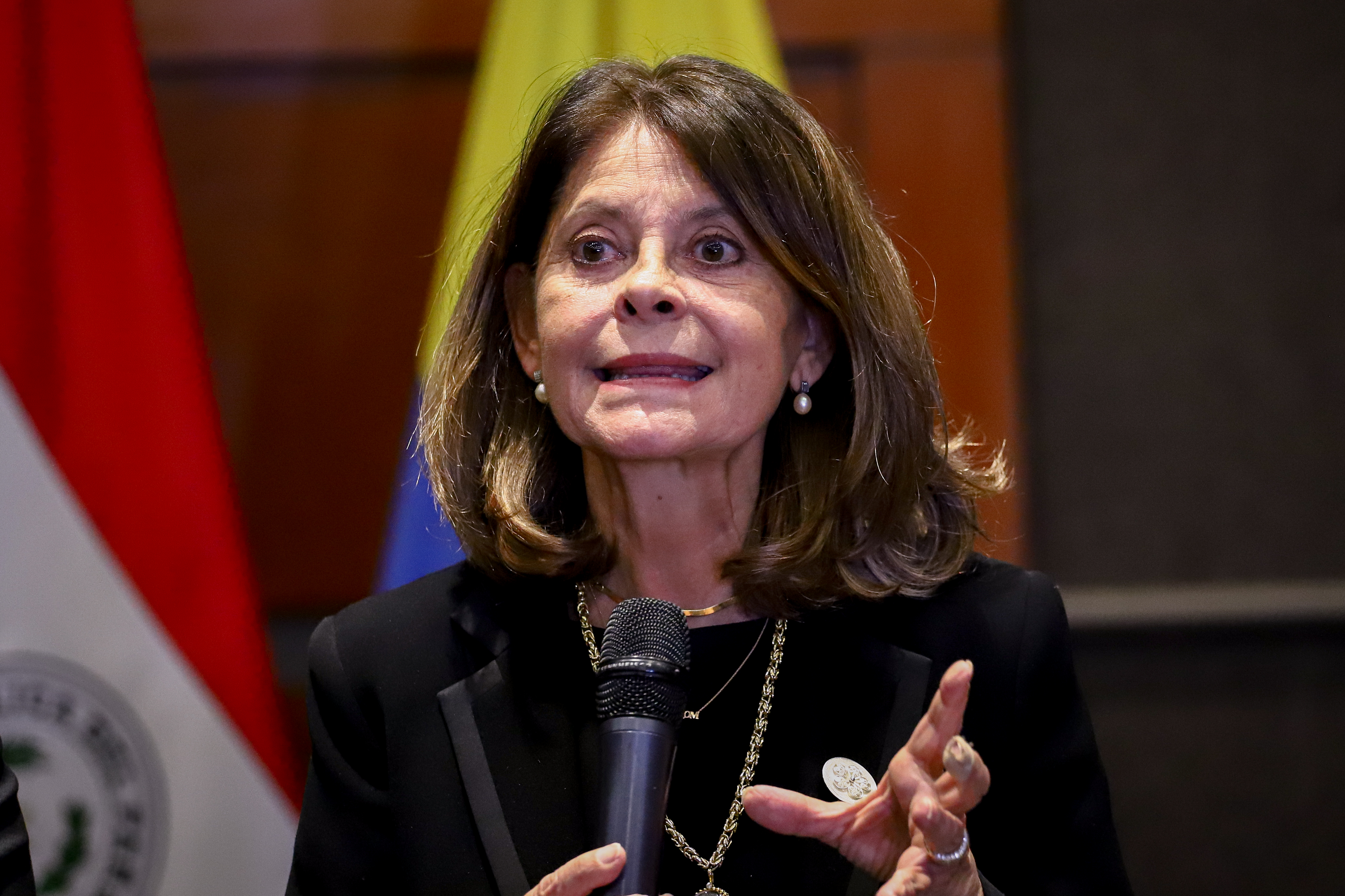 AME818. ASUNCIÓN (PARAGUAY), 19/05/2022.- La vicepresidenta y ministra de Relaciones Exteriores de Colombia, Marta Lucía Ramírez, habla durante una conferencia de prensa hoy, en Asunción (Paraguay). Colombia ofreció este jueves su apoyo a Paraguay para evitar que recorra un camino como el suyo y se convierta en víctima del narcotráfico, tras el reciente asesinato en ese país del fiscal antimafia paraguayo Marcelo Pecci. EFE/ Nathalia Aguilar