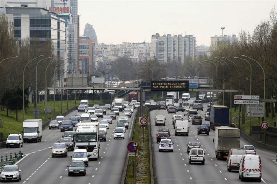 La circulación alterna en París por la contaminación reduce los trancones