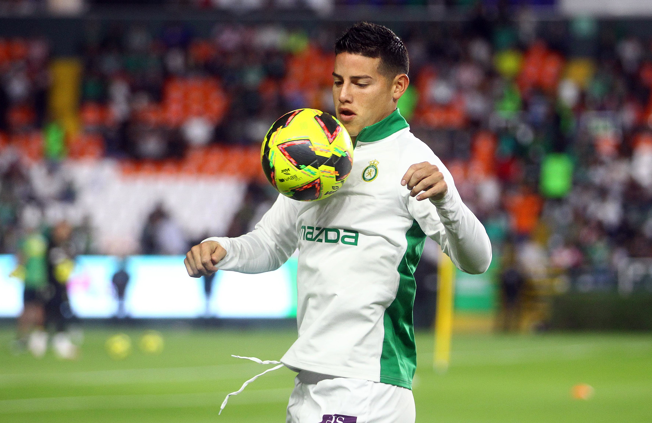 MEX1164. LEÓN (MÉXICO), 28/01/2025.- James Rodríguez de León calienta este martes, previo a un partido por la jornada 4 del torneo Clausura 2025 de la Liga MX entre León y Guadalajara en el estadio León en el estado de Guanajuato (México). EFE/ Luis Ramírez