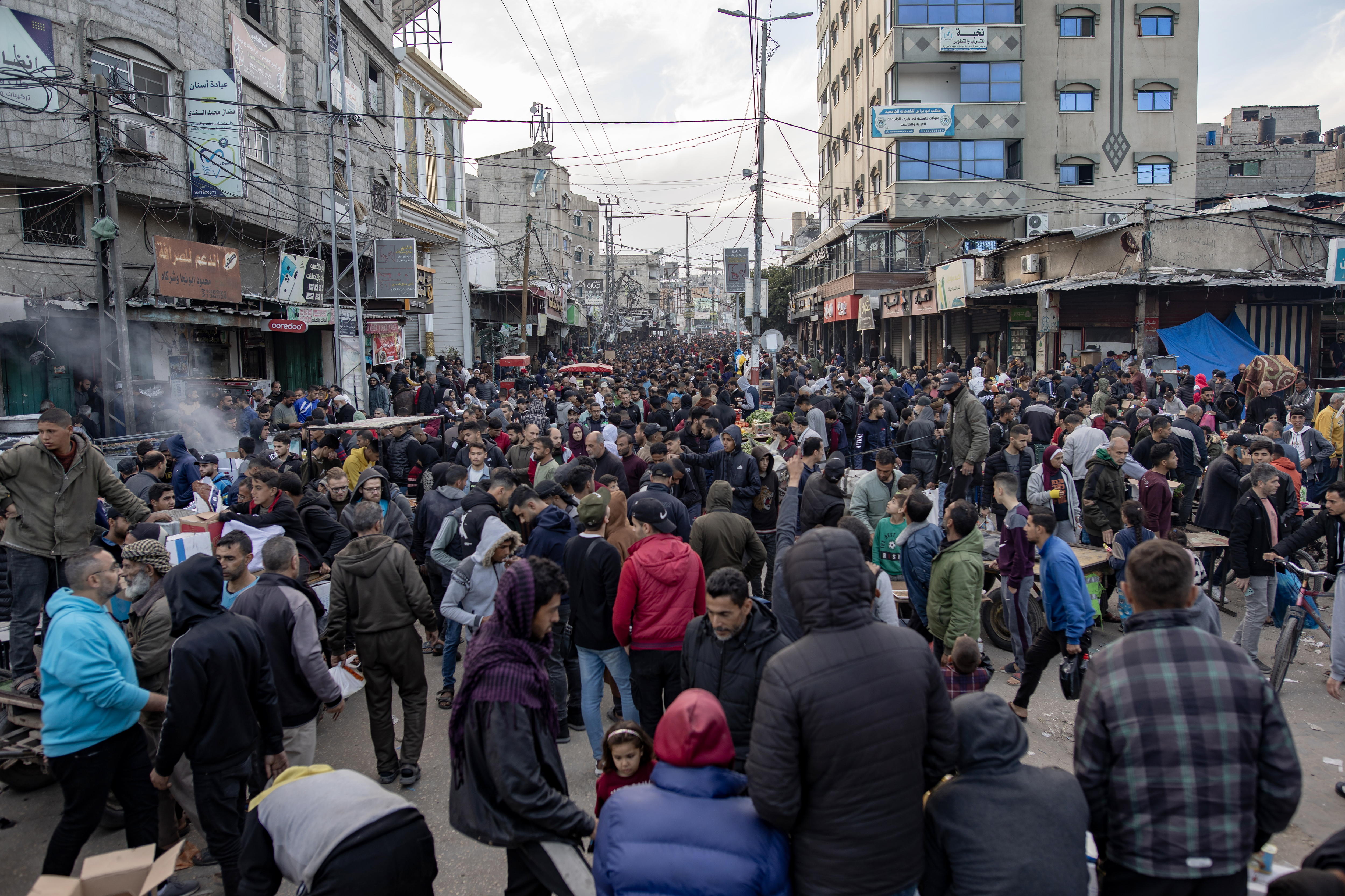 Rafah (-), 23/03/2024.- Palestinians crowd a street among stalls set up during the Muslim holy month of Ramadan, in Rafah, southern Gaza Strip, 23 March 2024. Since 07 October 2023, up to 1.9 million people, or more than 85 percent of the population, have been displaced throughout the Gaza Strip, some more than once, according to the United Nations Relief and Works Agency for Palestine Refugees in the Near East (UNRWA), which added that most civilians in Gaza are in 'desperate need of humanitarian assistance and protection'. EFE/EPA/HAITHAM IMAD