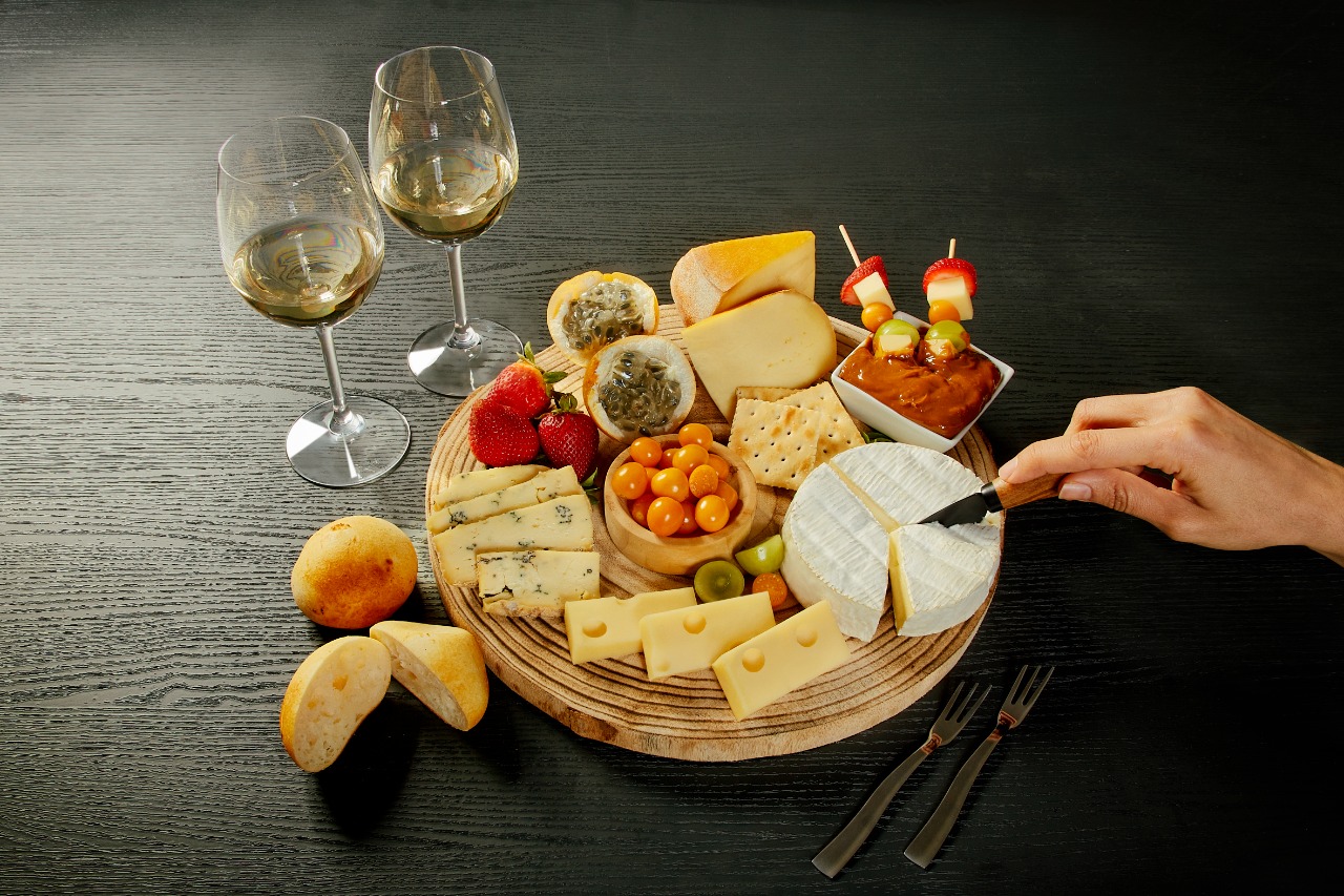 Así puede armar una canasta de picnic con quesos de Europa y sabores colombianos