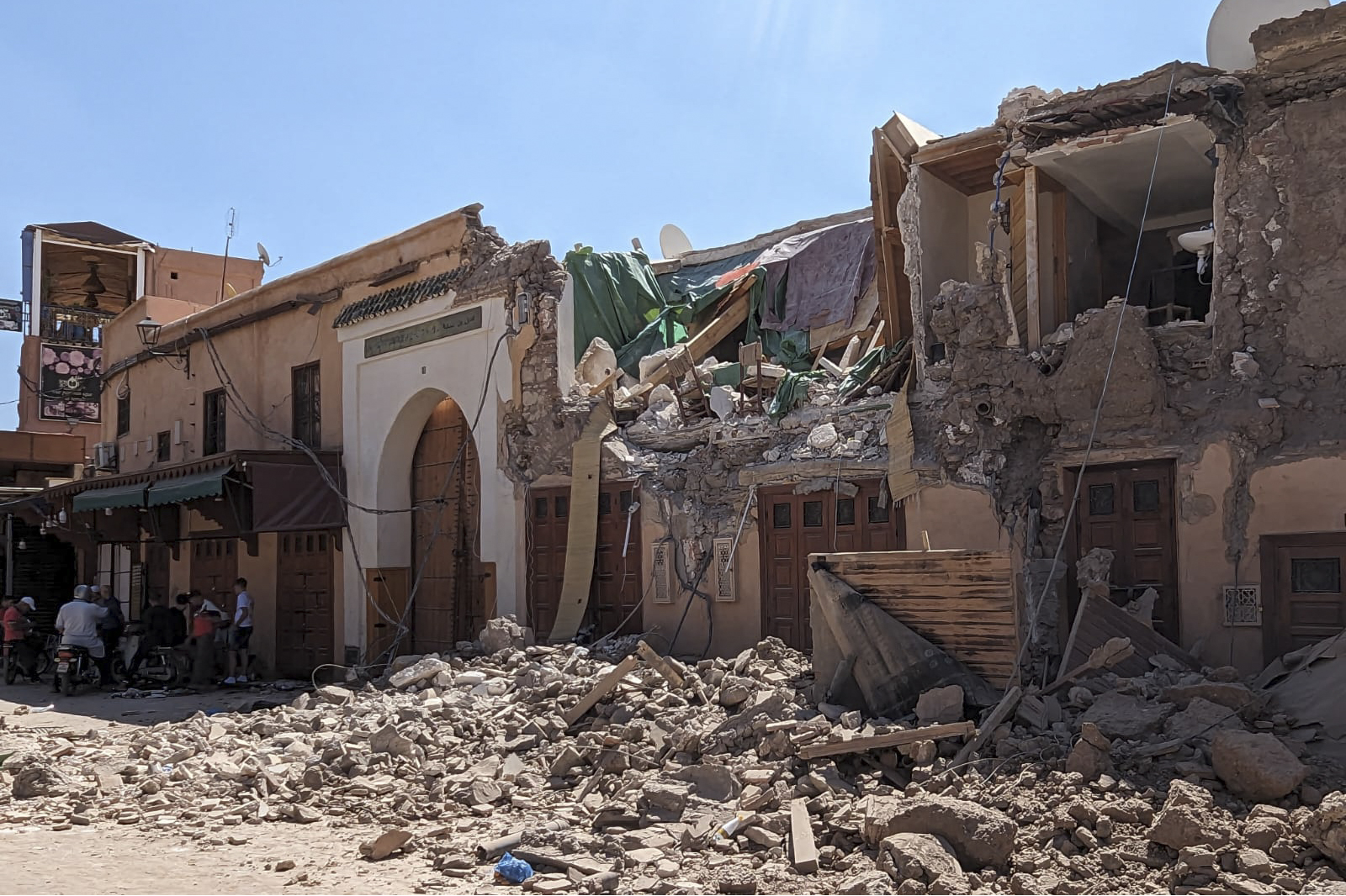 MARRAKECH (MARRUECOS), 09/09/2023.- Fotografía de los destrozos provocados por el terremoto de magnitud 7 este sábado en Marrakech (Marruecos). El número de muertos en el terremoto que azotó anoche Marruecos superó la barrera de los mil, hasta los 1.037, en el balance dado hasta las 13.00 hora local (GMT+1), lo mismo que los heridos, que se contabilizaron en 1.204, 721 de ellos graves. Según un boletín de alerta sísmica difundido por el Instituto Nacional de Geofísica marroquí, el terremoto, de magnitud 7, sacudió la región septentrional marroquí de Marrakech y se produjo a las 23.11 hora local (22.11 GMT del sábado) a 8 kilómetros de profundidad. EFE/ Javier Picazo