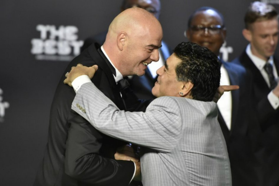 El presidente de Fifa, Gianni Infantino, y el argentino Diego Armando Maradona. / AFP