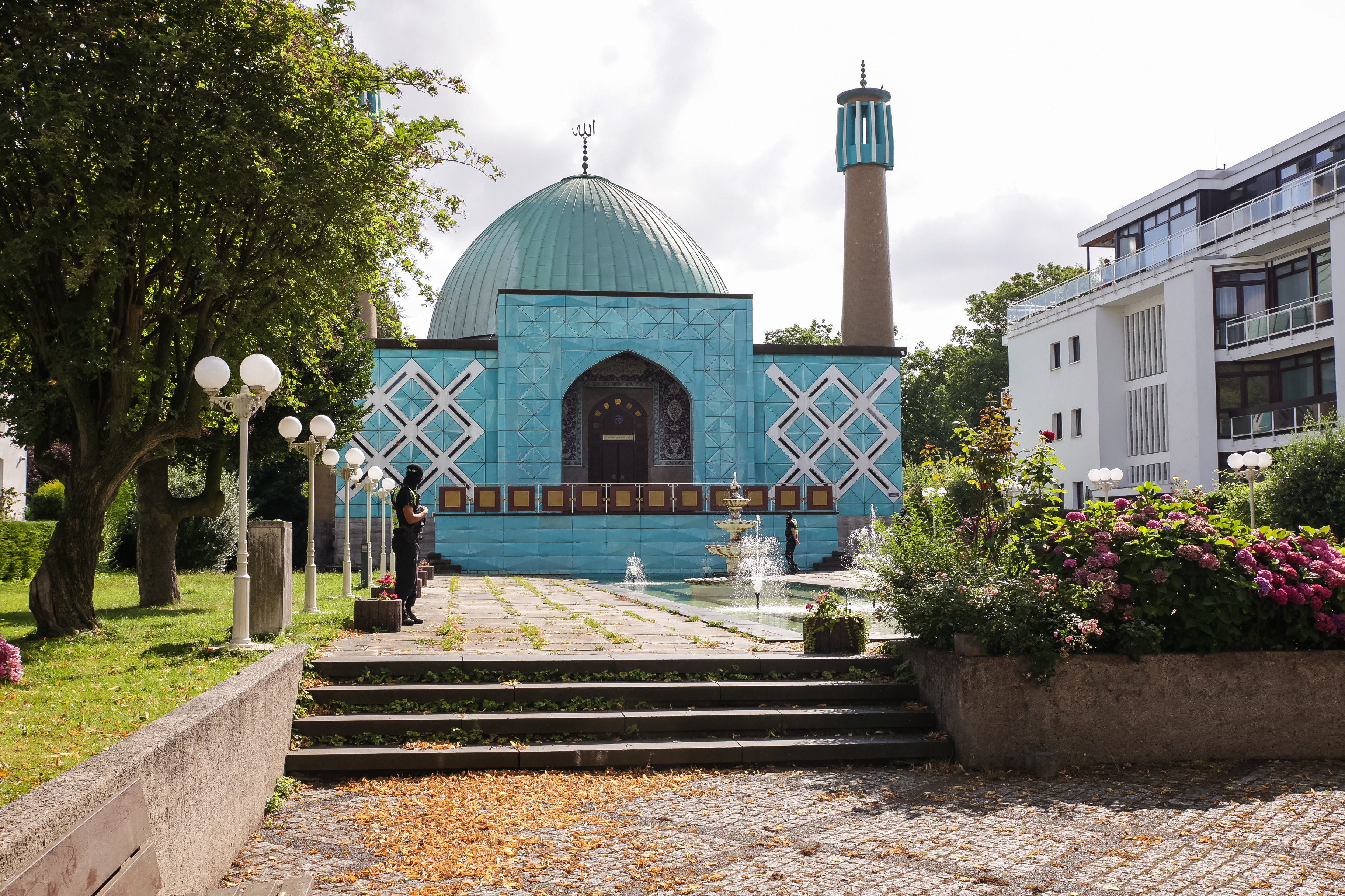Hamburg (Germany), 24/07/2024.- German police secures the compound of the Imam Ali Mosque, dubbed 'The Blue Mosque', of the 'Zentrum der islamischen Kultur Hamburg e.V.' in Hamburg, Germany, 24 July 2024. Germany's Interior Ministry said on 24 July 2024, that it 'banned the 'Islamisches Zentrum Hamburg e.V. (IZH)' and its sub-organisations nationwide' as an extremist Islamist organisation which pursues anti-constitutional aims.' The ministry said that 53 of the organisation's premises in eight German states were being searched as of 24 July, in order to enforce the ban and 'uncover possible connections to other organisations'. (Alemania, Hamburgo) EFE/EPA/Dominick Waldeck