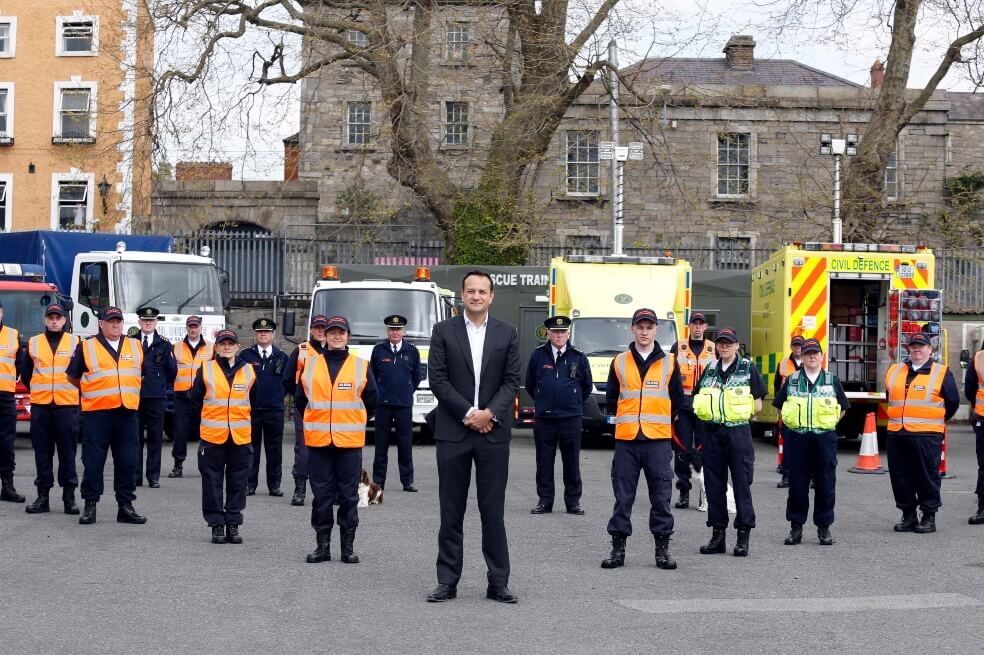Leo Varadkar, el mandatario irlandés que enfrenta al coronavirus atendiendo pacientes