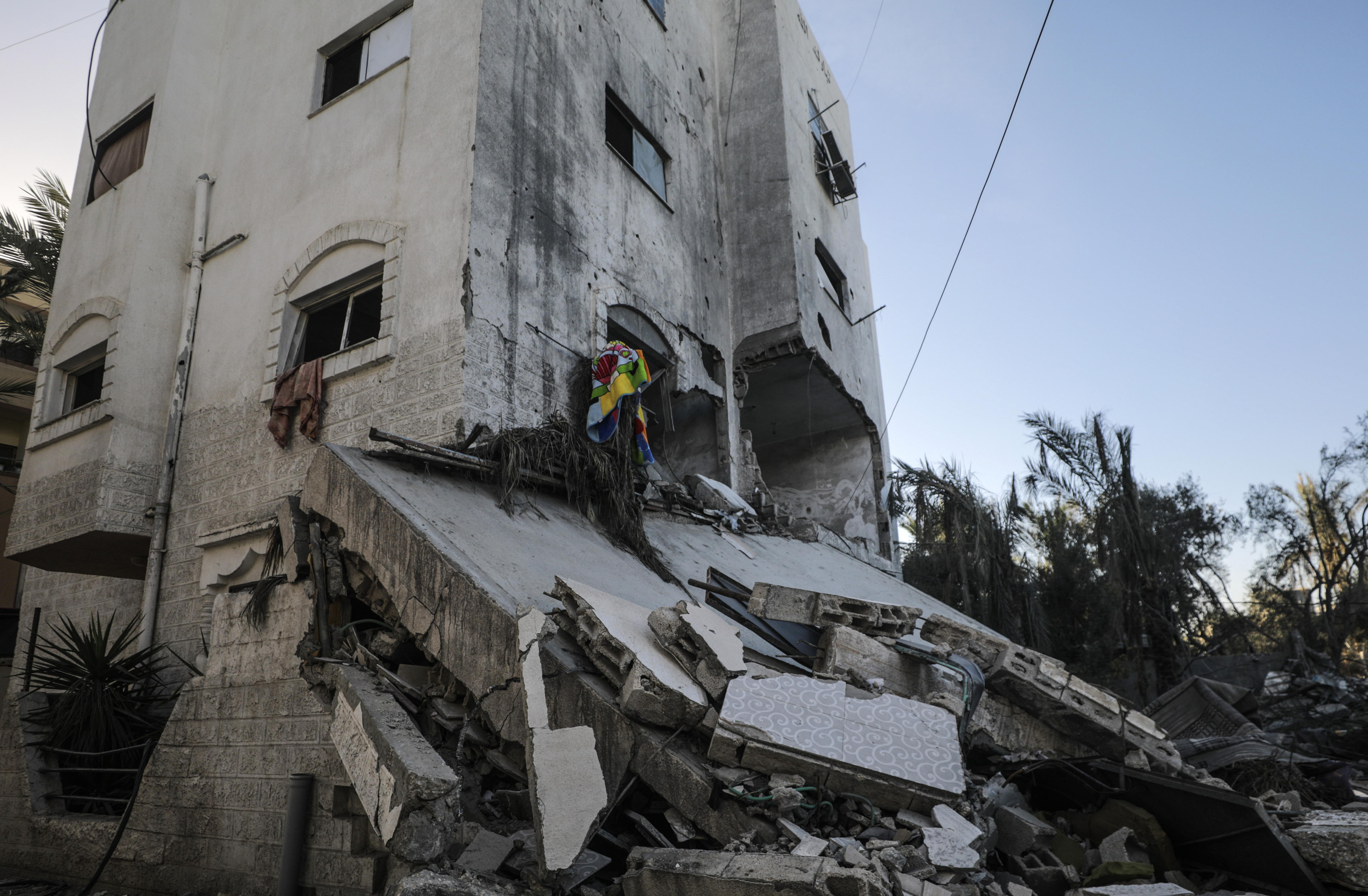 Deir Al-balah (---), 10/01/2024.- A residential building destroyed by Israeli air strikes stands in the city of Deir al-Balah, central Gaza Strip, 10 January 2024. More than 22,800 Palestinians and at least 1,300 Israelis have been killed, according to the Palestinian Health Ministry and the Israel Defense Forces (IDF), since Hamas militants launched an attack against Israel from the Gaza Strip on 07 October 2023, and the Israeli operations in Gaza and the West Bank which followed it. EFE/EPA/MOHAMMED SABER