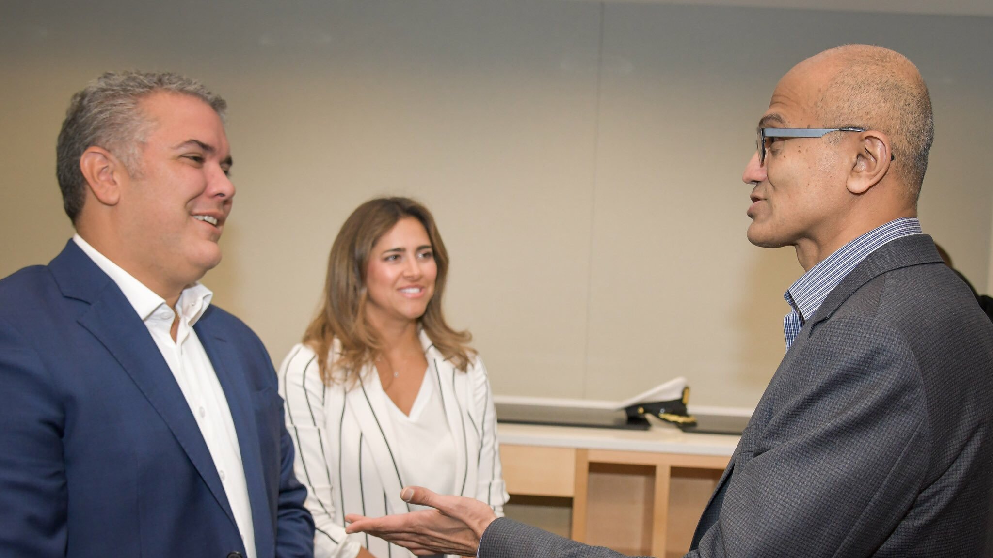 Seguridad digital, coproducción de series y otros temas abordados en la visita de Duque a Microsoft y Amazon