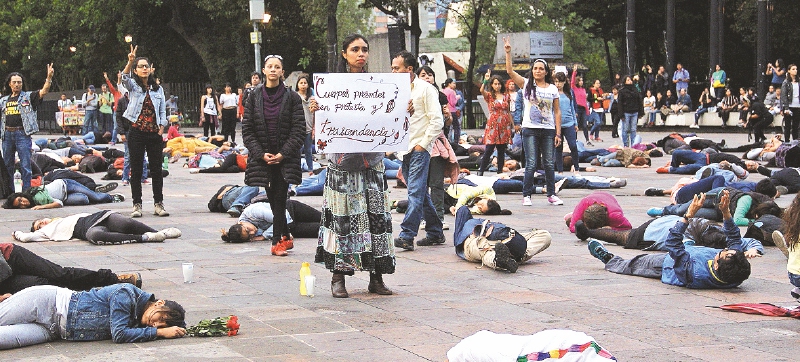 Estudiantes de la Universidad Autónoma Metropolitana (UAM) participan en un acto conmemorativo por las víctimas de la represión estudiantil de 1968, el 1° de octubre de 2018, en la plaza de las Tres Culturas de Tlatelolco, céntrico barrio de Ciudad de México.